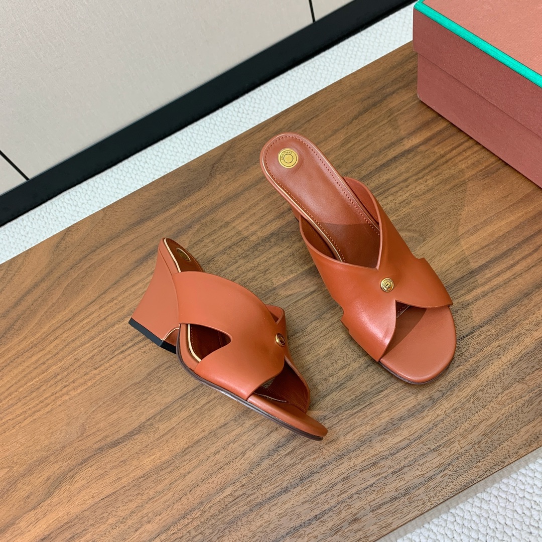 【Loro Piana】经典复古绝美坡跟拖鞋。简约即时髦、松弛的高级感。感受夏日感高级穿搭。面料采用原版