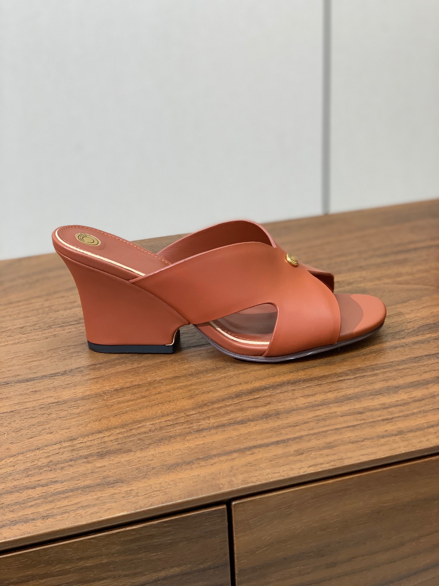 【Loro Piana】经典复古绝美坡跟拖鞋。简约即时髦、松弛的高级感。感受夏日感高级穿搭。面料采用原版
