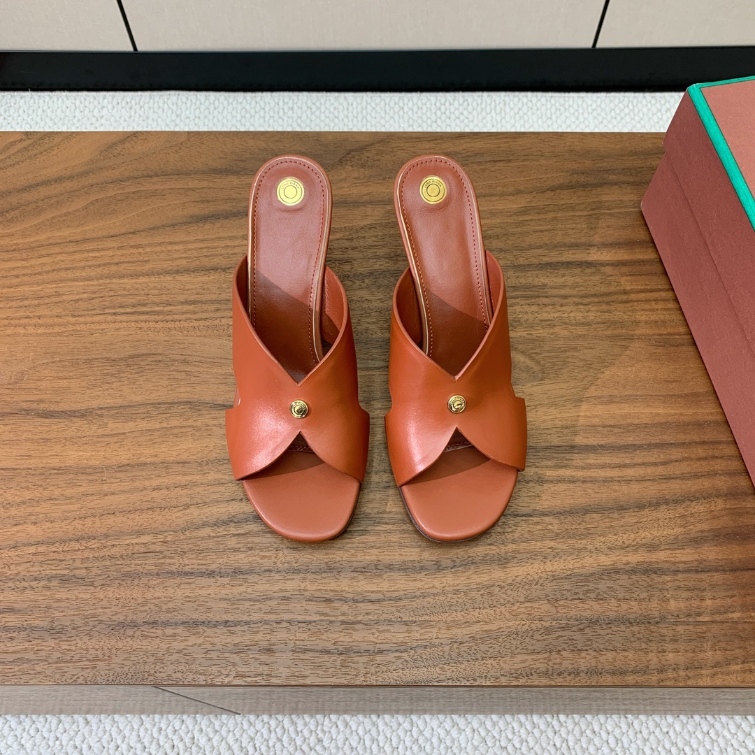 【Loro Piana】经典复古绝美坡跟拖鞋。简约即时髦、松弛的高级感。感受夏日感高级穿搭。面料采用原版