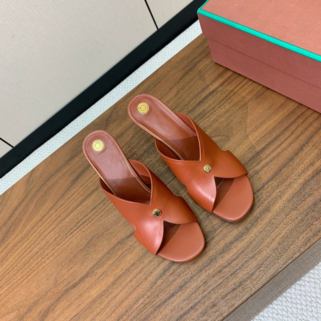 【Loro Piana】经典复古绝美坡跟拖鞋。简约即时髦、松弛的高级感。感受夏日感高级穿搭。面料采用原版