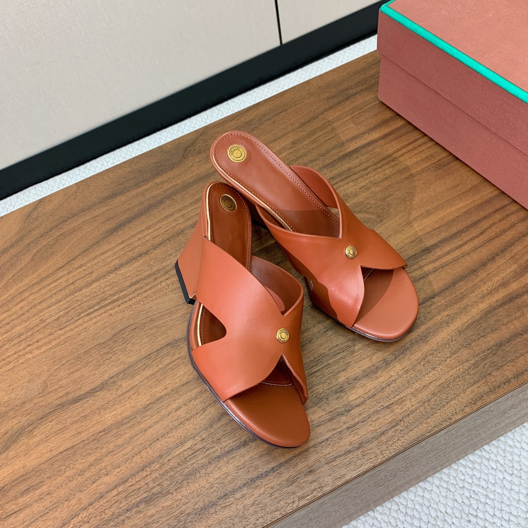 【Loro Piana】经典复古绝美坡跟拖鞋。简约即时髦、松弛的高级感。感受夏日感高级穿搭。面料采用原版