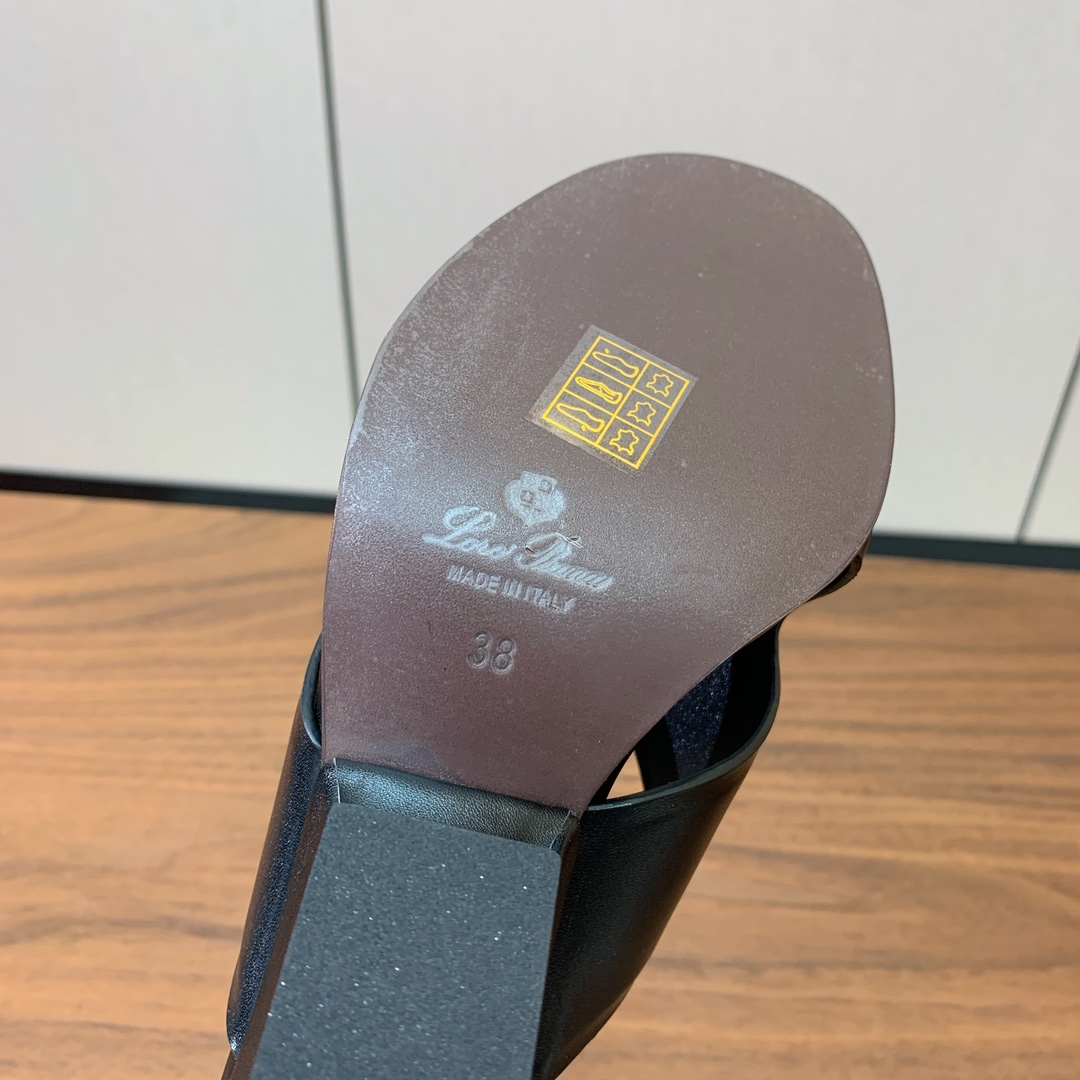 【Loro Piana】经典复古绝美坡跟拖鞋。简约即时髦、松弛的高级感。感受夏日感高级穿搭。面料采用原版