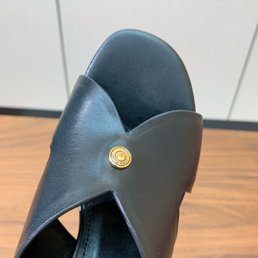 【Loro Piana】经典复古绝美坡跟拖鞋。简约即时髦、松弛的高级感。感受夏日感高级穿搭。面料采用原版