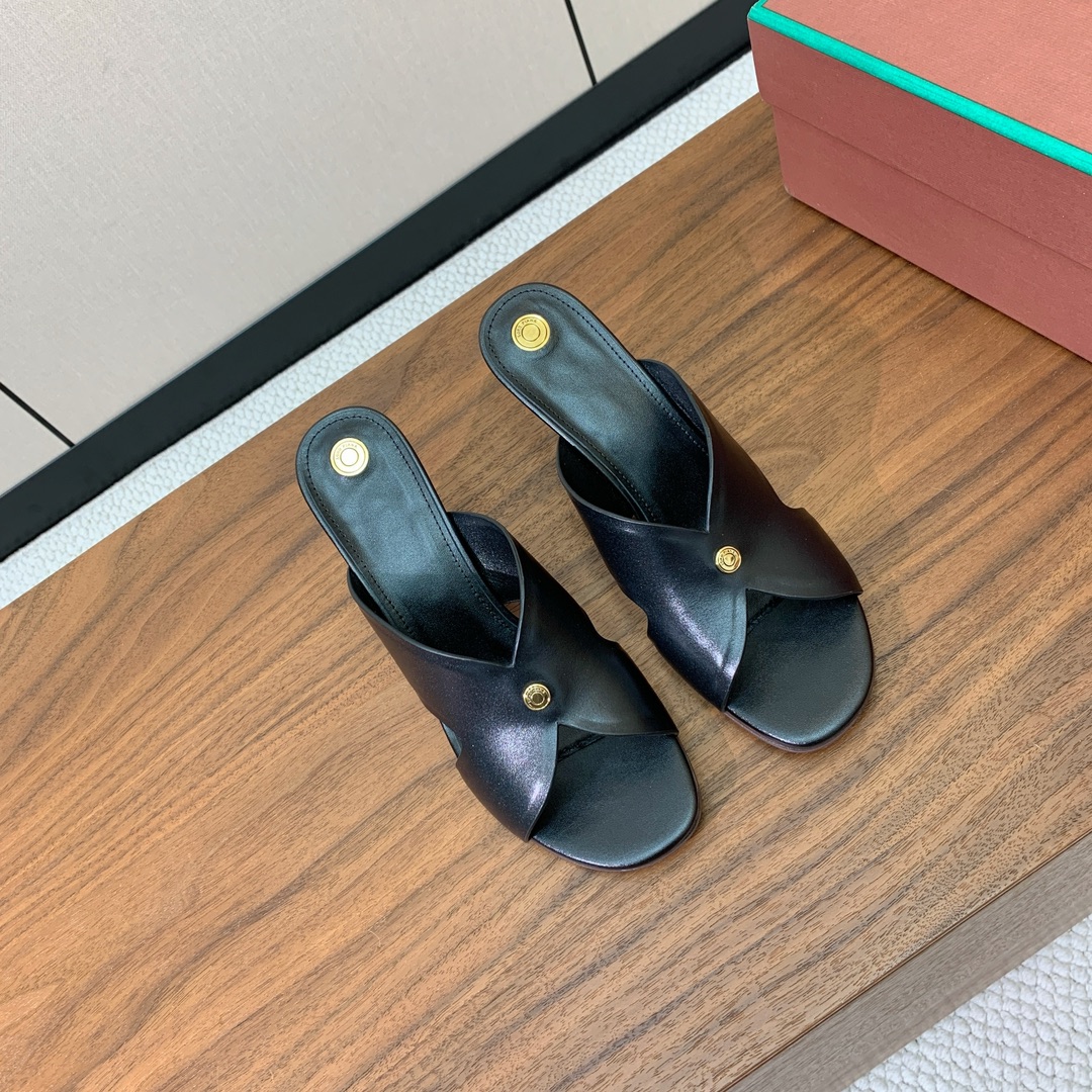 【Loro Piana】经典复古绝美坡跟拖鞋。简约即时髦、松弛的高级感。感受夏日感高级穿搭。面料采用原版