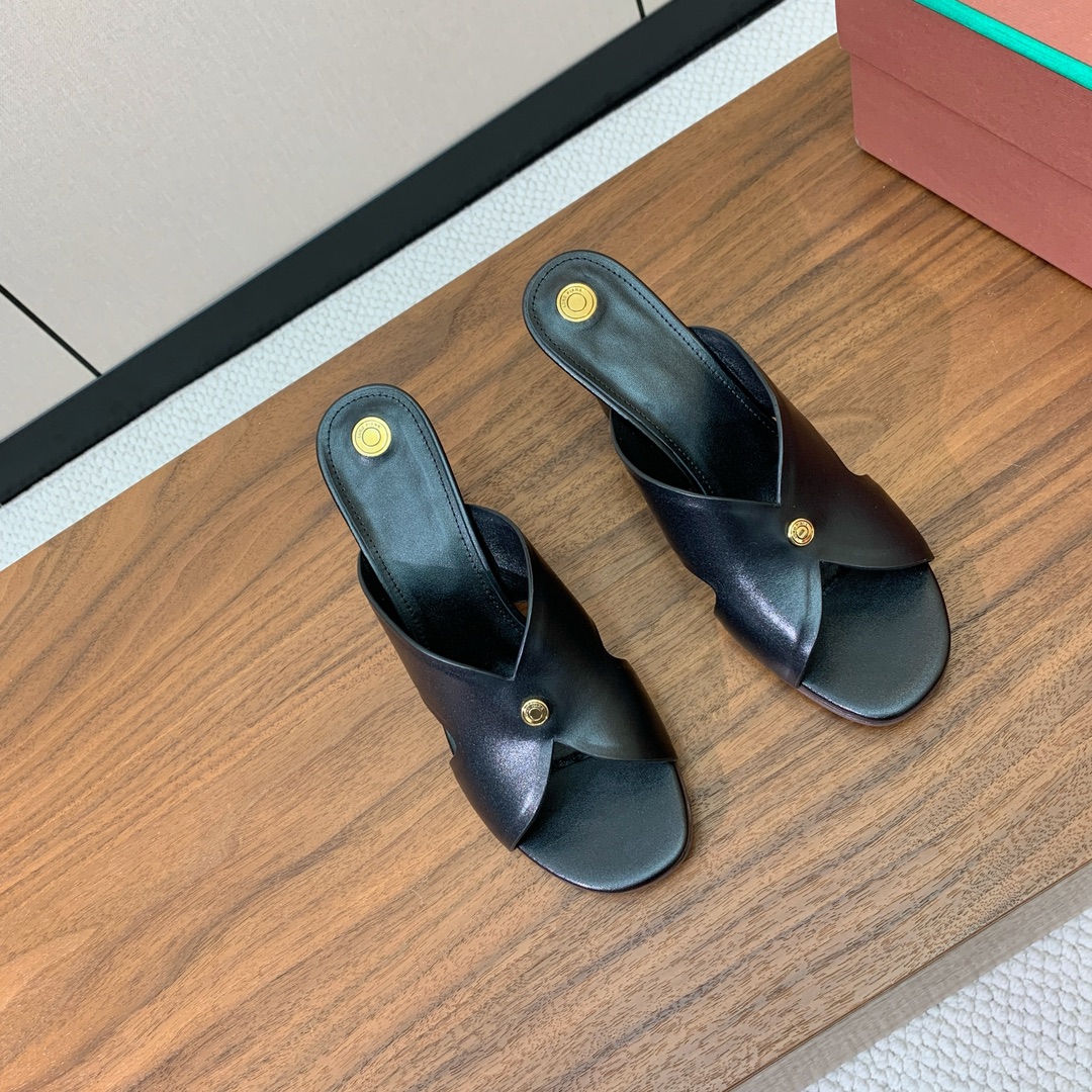 【Loro Piana】经典复古绝美坡跟拖鞋。简约即时髦、松弛的高级感。感受夏日感高级穿搭。面料采用原版