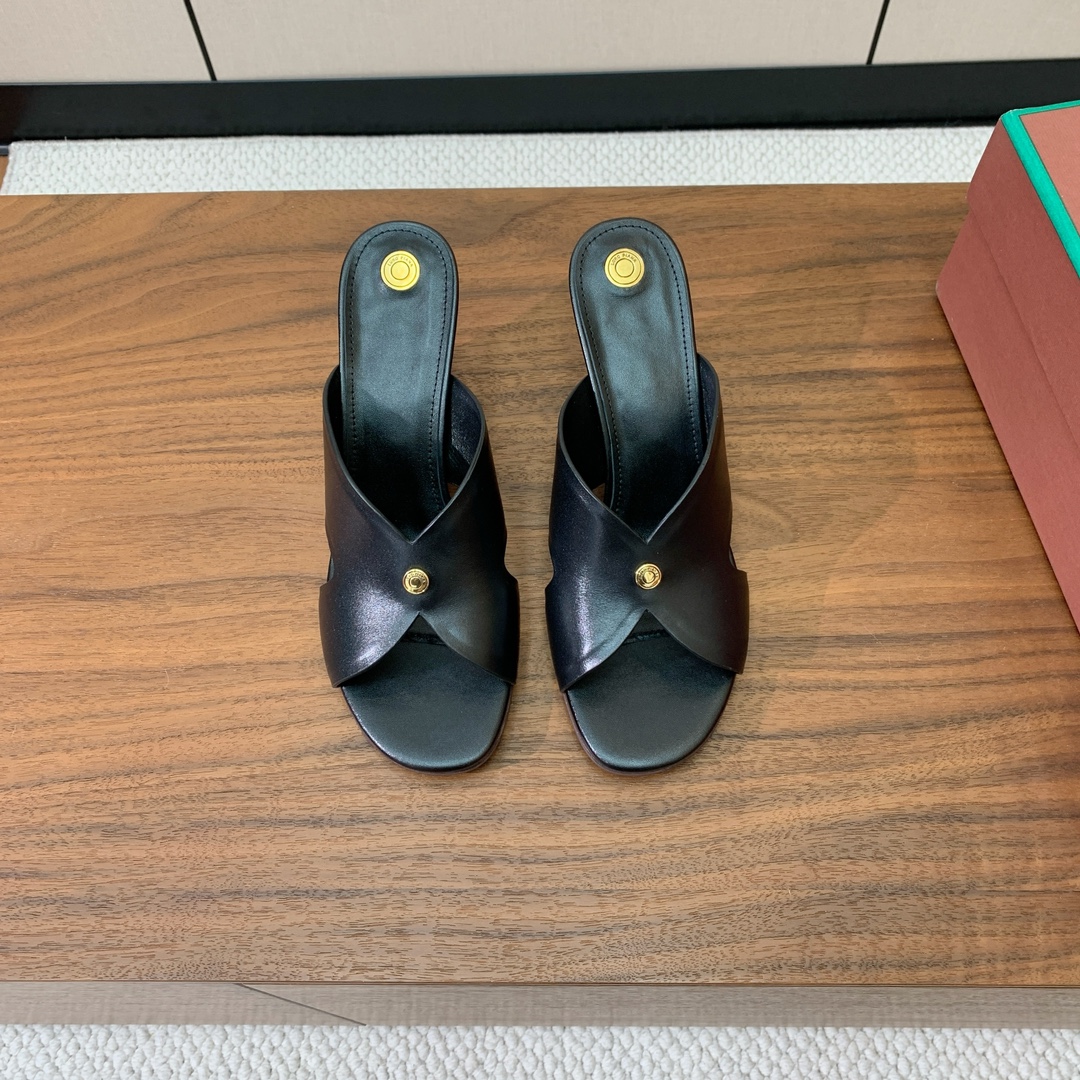【Loro Piana】经典复古绝美坡跟拖鞋。简约即时髦、松弛的高级感。感受夏日感高级穿搭。面料采用原版
