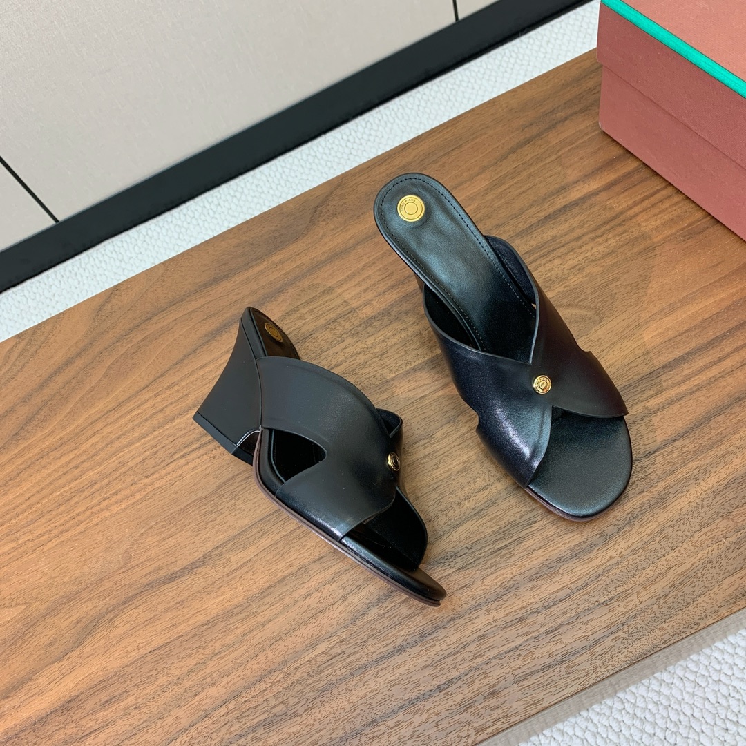 【Loro Piana】经典复古绝美坡跟拖鞋。简约即时髦、松弛的高级感。感受夏日感高级穿搭。面料采用原版