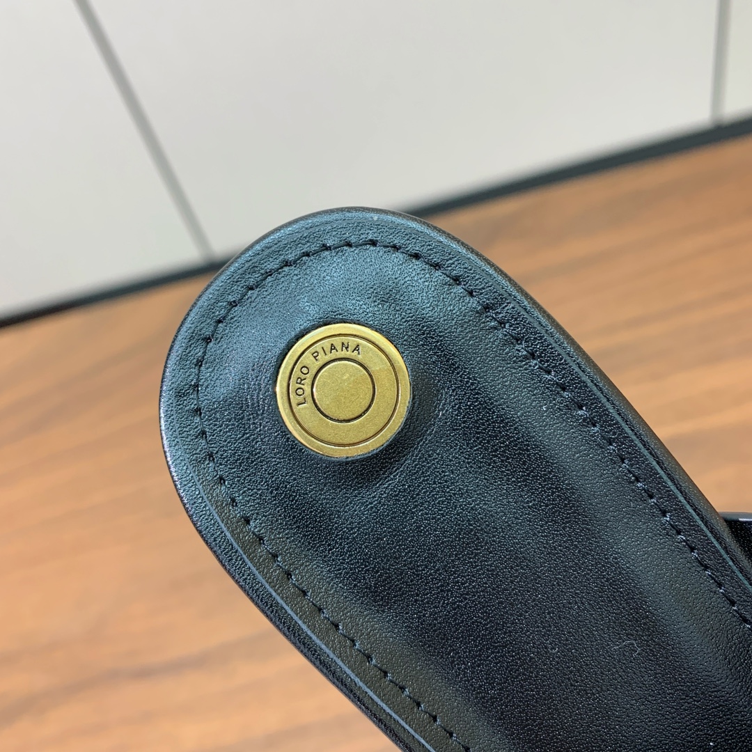 【Loro Piana】经典复古绝美坡跟拖鞋。简约即时髦、松弛的高级感。感受夏日感高级穿搭。面料采用原版