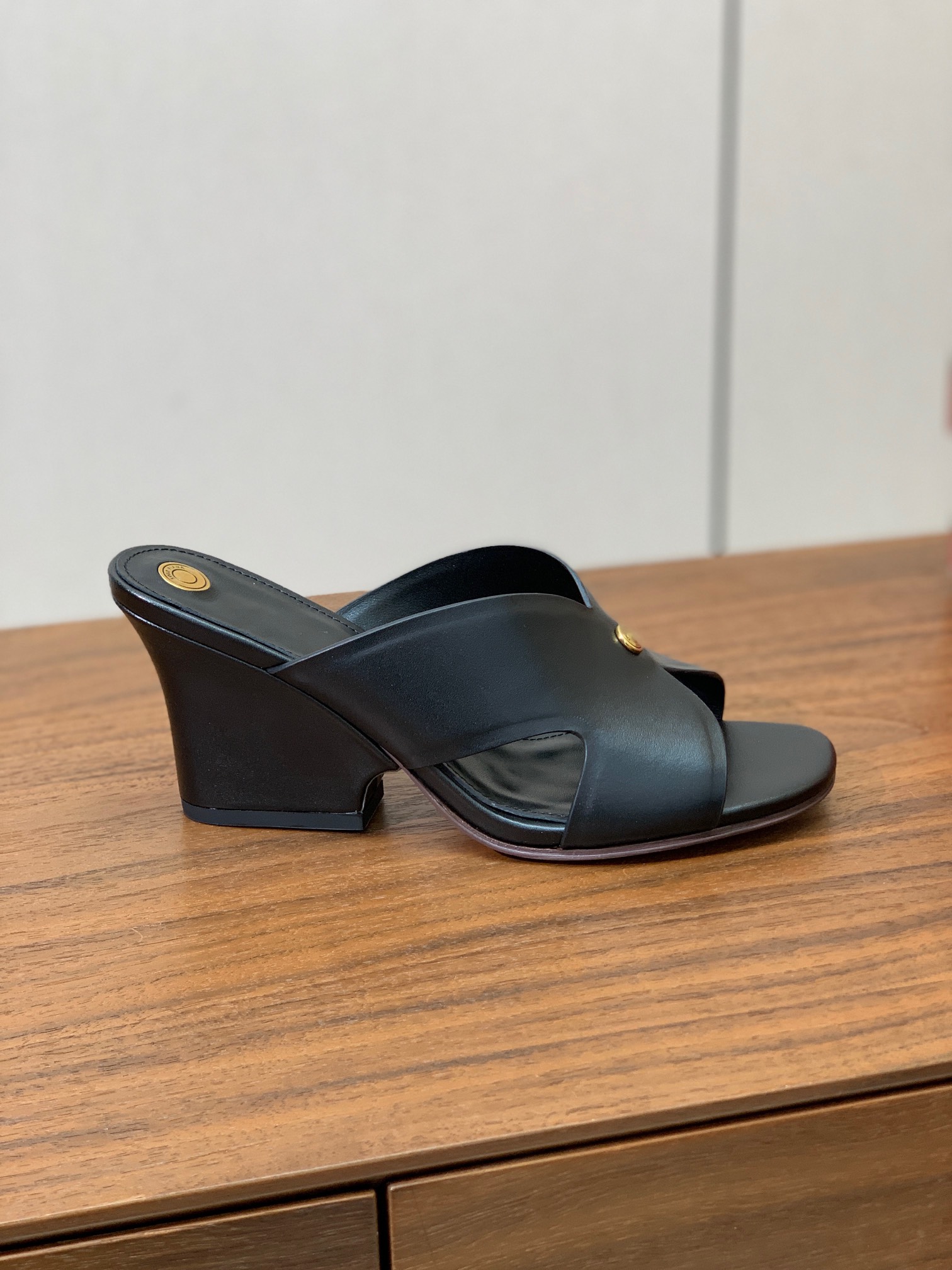 【Loro Piana】经典复古绝美坡跟拖鞋。简约即时髦、松弛的高级感。感受夏日感高级穿搭。面料采用原版