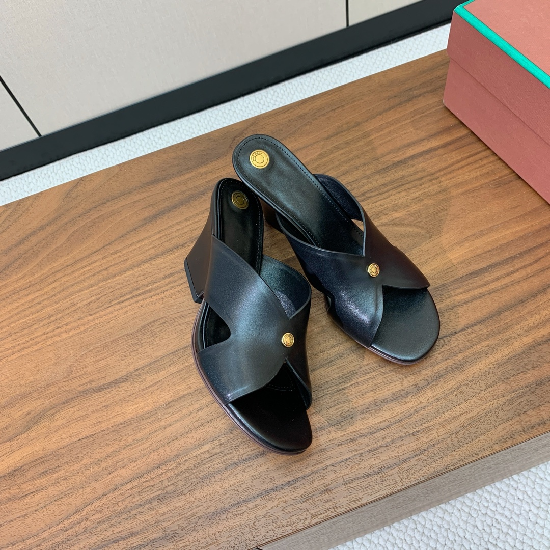 【Loro Piana】经典复古绝美坡跟拖鞋。简约即时髦、松弛的高级感。感受夏日感高级穿搭。面料采用原版