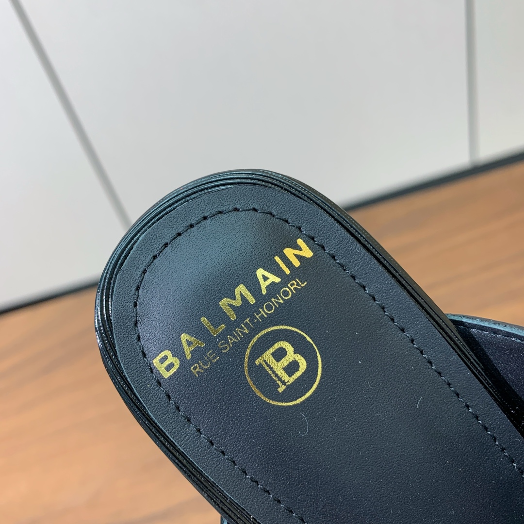 【Bal*ain】拉丝纹高跟拖鞋。愈发別致出众，无敌气场、无敌好看。鞋面拉丝纹牛皮，牛皮垫脚。真皮大底。