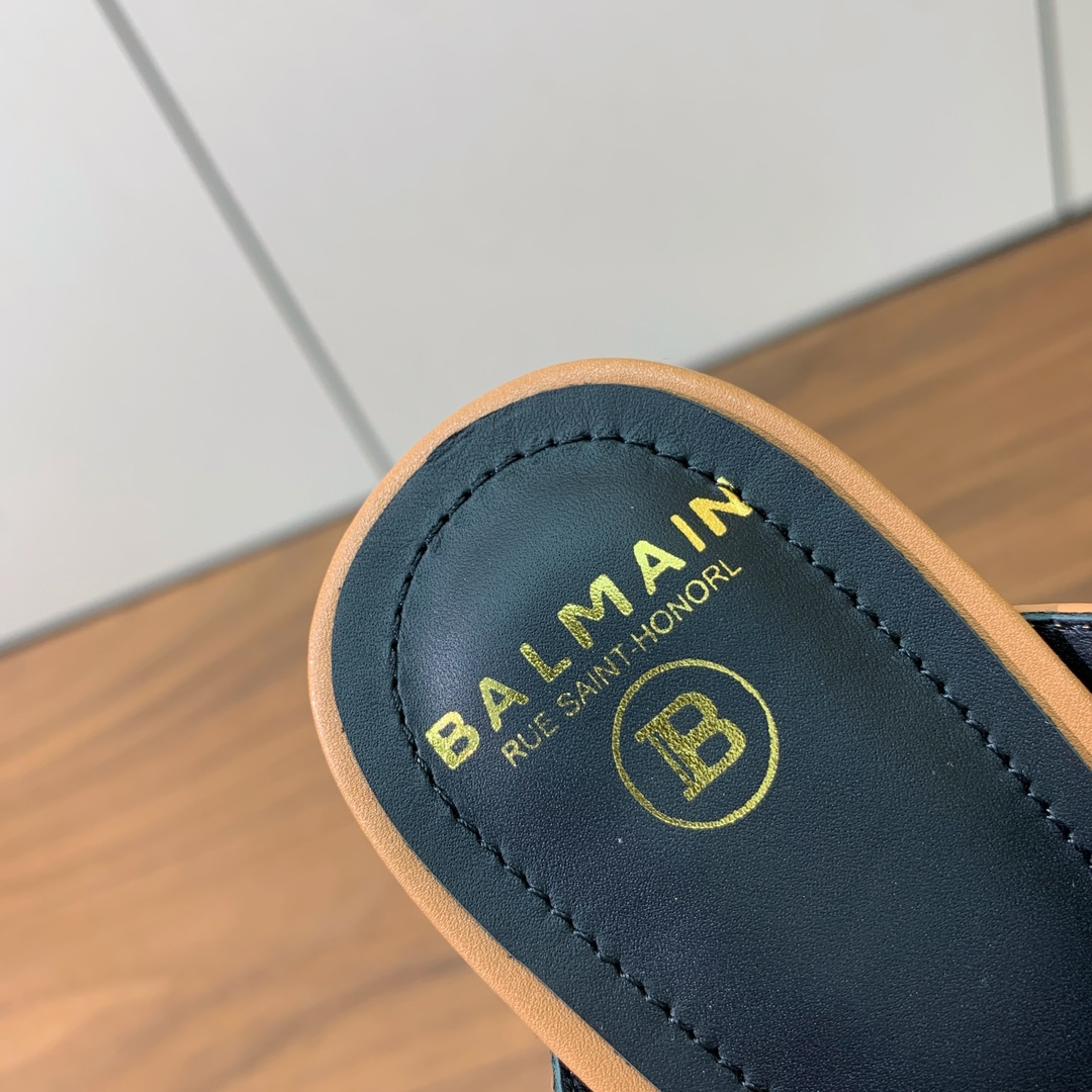 【Bal*ain】B字扣高跟拖鞋。愈发別致出众，无敌气场、无敌好看。鞋面牛皮，牛皮垫脚。真皮大底。跟高9