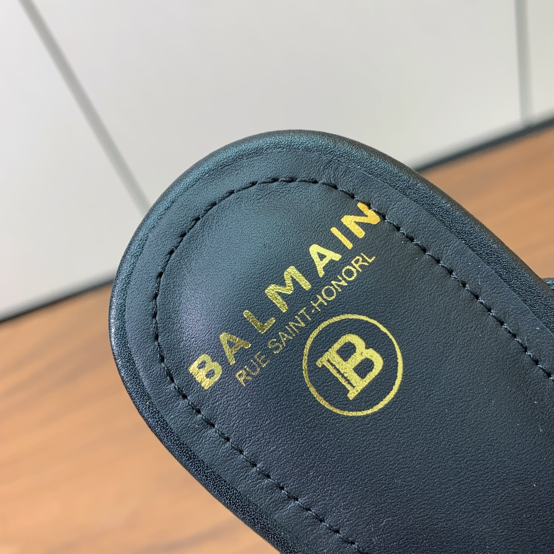 【Bal*ain】B字扣高跟拖鞋。愈发別致出众，无敌气场、无敌好看。鞋面牛皮，牛皮垫脚。真皮大底。跟高9