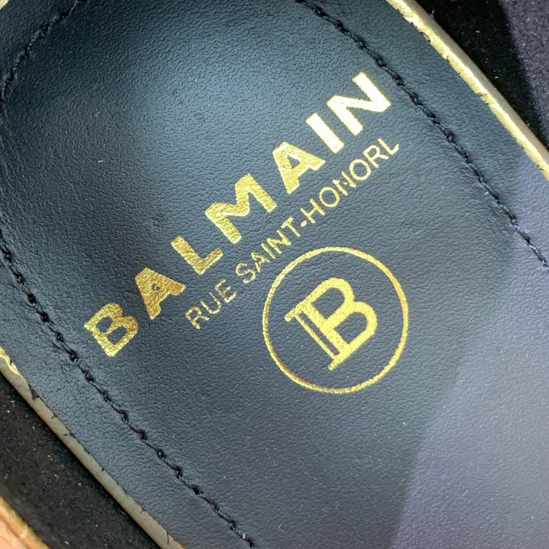 【Bal*ain】一字带方扣高跟凉鞋。愈发別致出众，无敌气场、无敌好看。
材质：鞋面牛皮。牛皮内里及垫脚