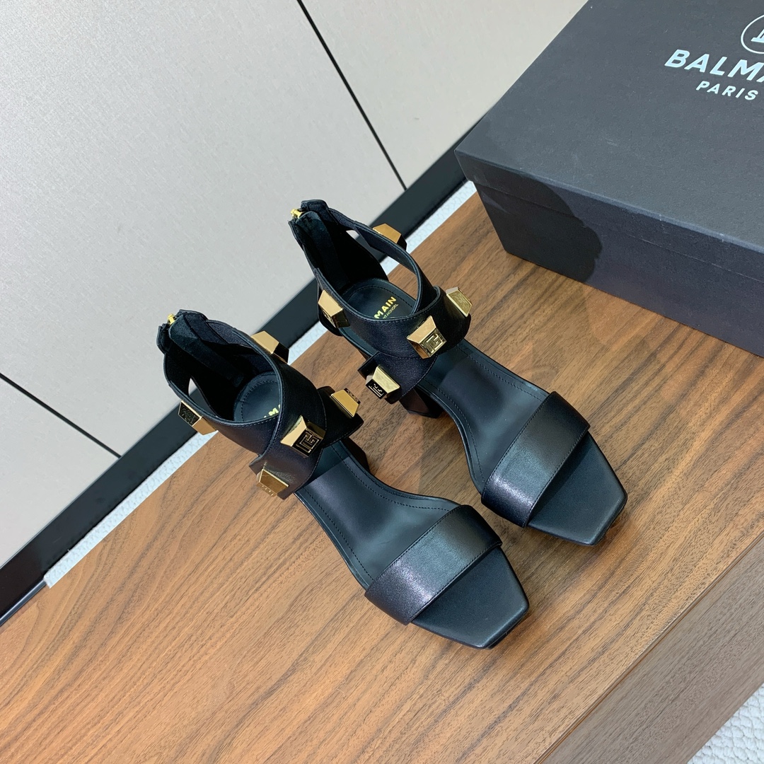 【Bal*ain】大铆钉水台交叉凉鞋。愈发別致出众，无敌气场、无敌好看。鞋面牛皮➕原版开模金属扣➕原版鞋