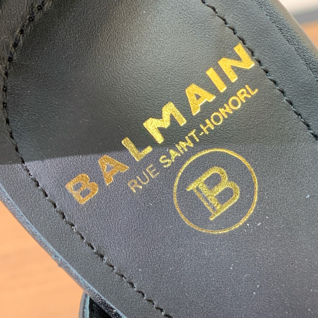 【Bal*ain】大铆钉水台交叉凉鞋。愈发別致出众，无敌气场、无敌好看。鞋面牛皮➕原版开模金属扣➕原版鞋