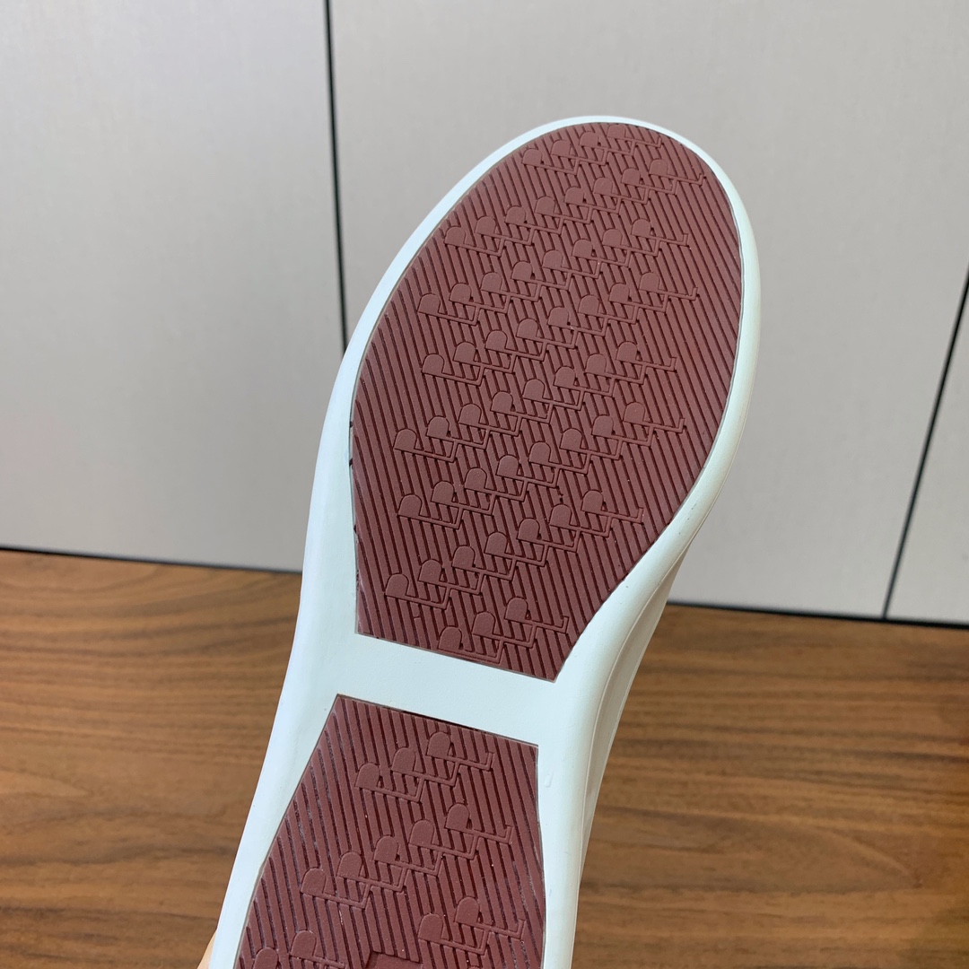【Loro Piana】男款休闲鞋。简约时尚，鞋面采用牛皮，羊皮垫脚。定制橡胶底。
码数：39-46 （