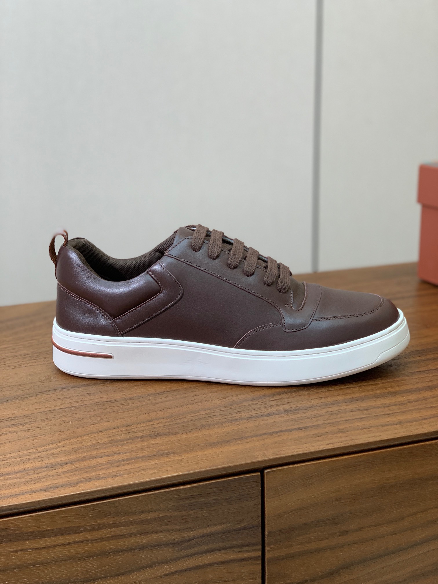 【Loro Piana】男款休闲鞋。简约时尚，鞋面采用牛皮，羊皮垫脚。定制橡胶底。
码数：39-46 （