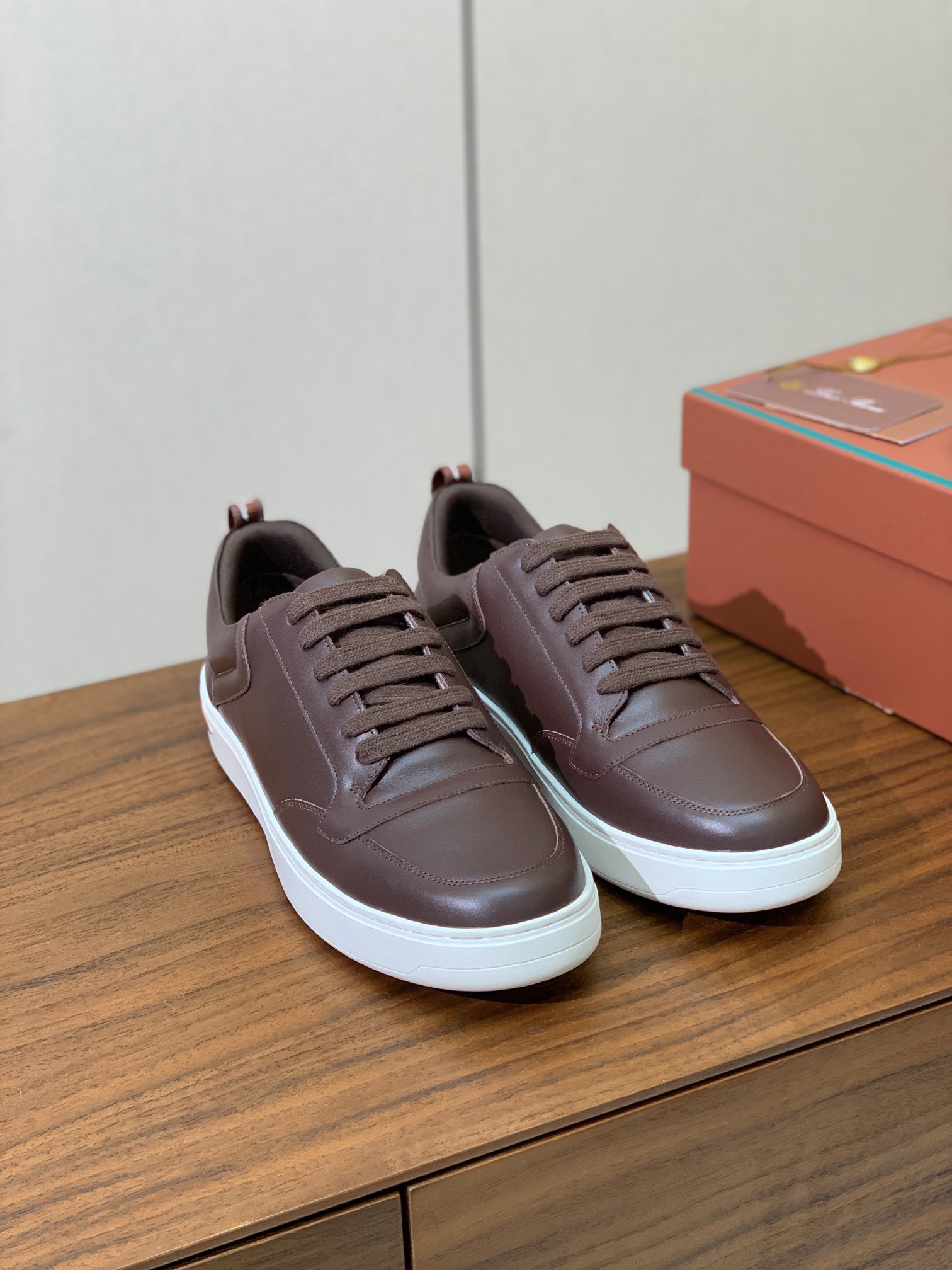 【Loro Piana】男款休闲鞋。简约时尚，鞋面采用牛皮，羊皮垫脚。定制橡胶底。
码数：39-46 （