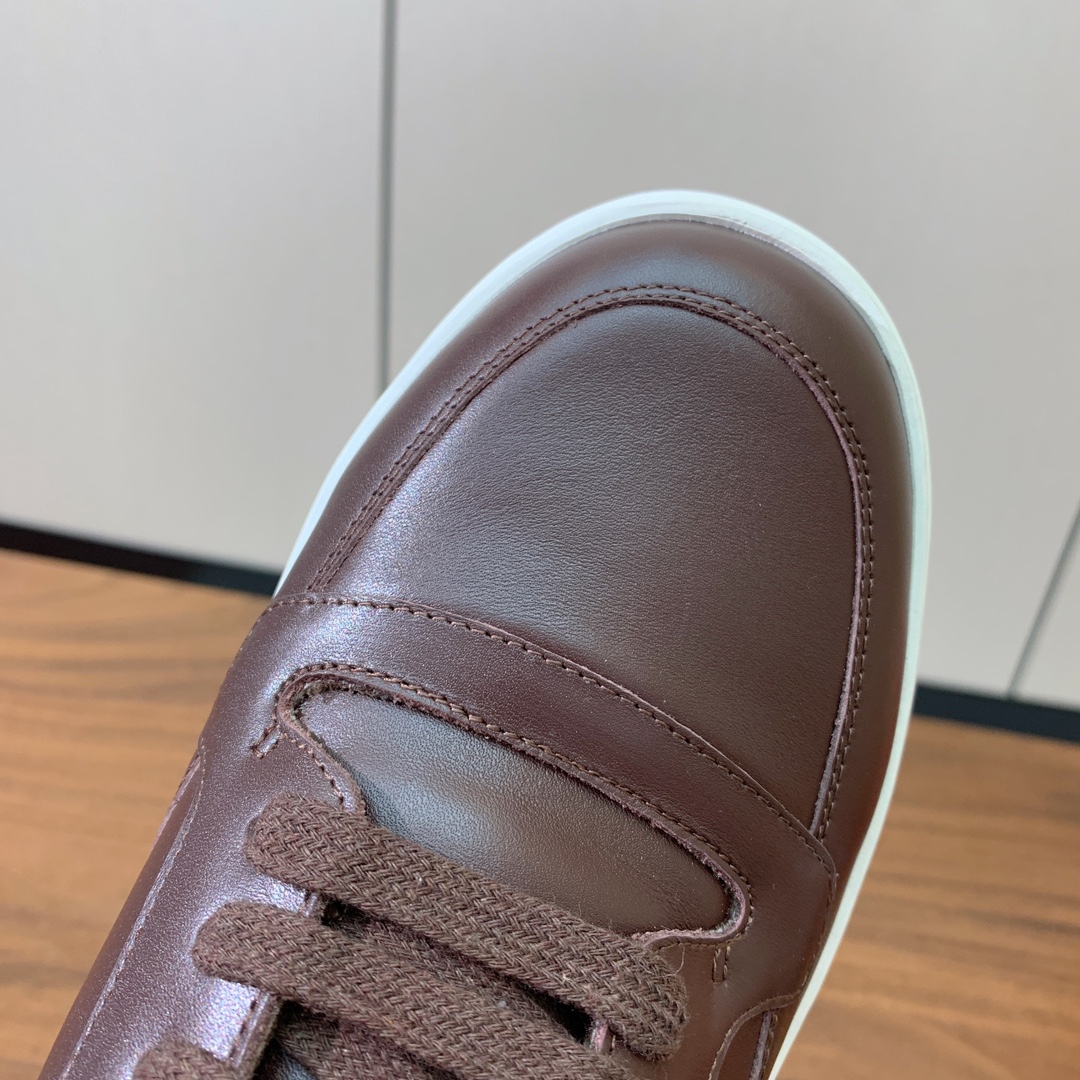 【Loro Piana】男款休闲鞋。简约时尚，鞋面采用牛皮，羊皮垫脚。定制橡胶底。
码数：39-46 （