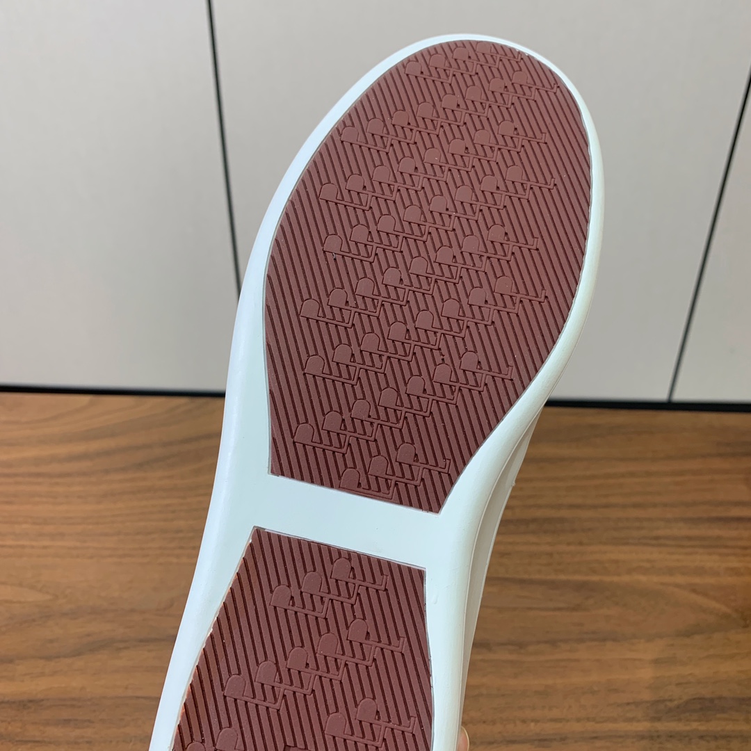 【Loro Piana】男款休闲鞋。简约时尚，鞋面采用牛皮，羊皮垫脚。定制橡胶底。
码数：39-46 （