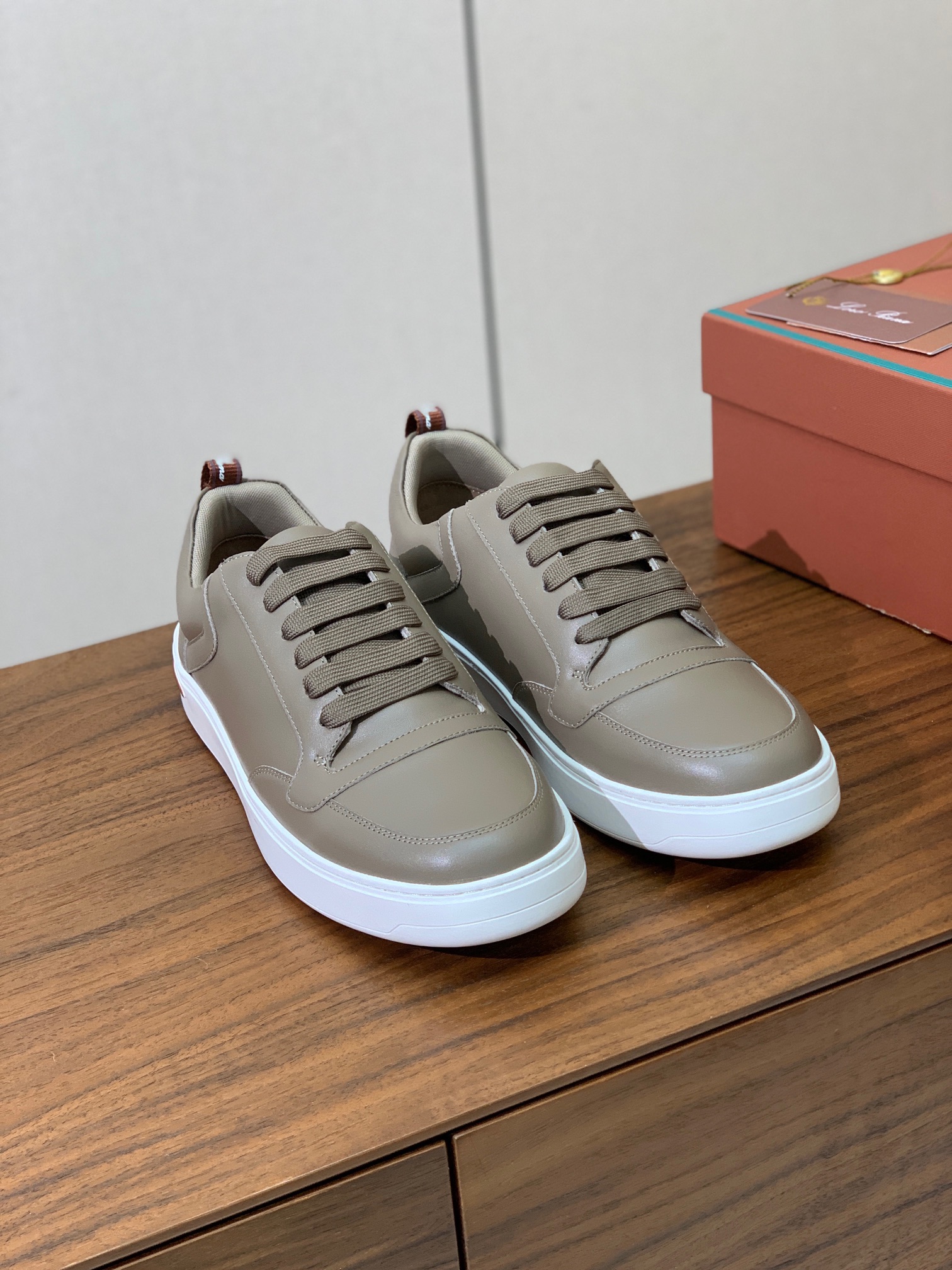 【Loro Piana】男款休闲鞋。简约时尚，鞋面采用牛皮，羊皮垫脚。定制橡胶底。
码数：39-46 （