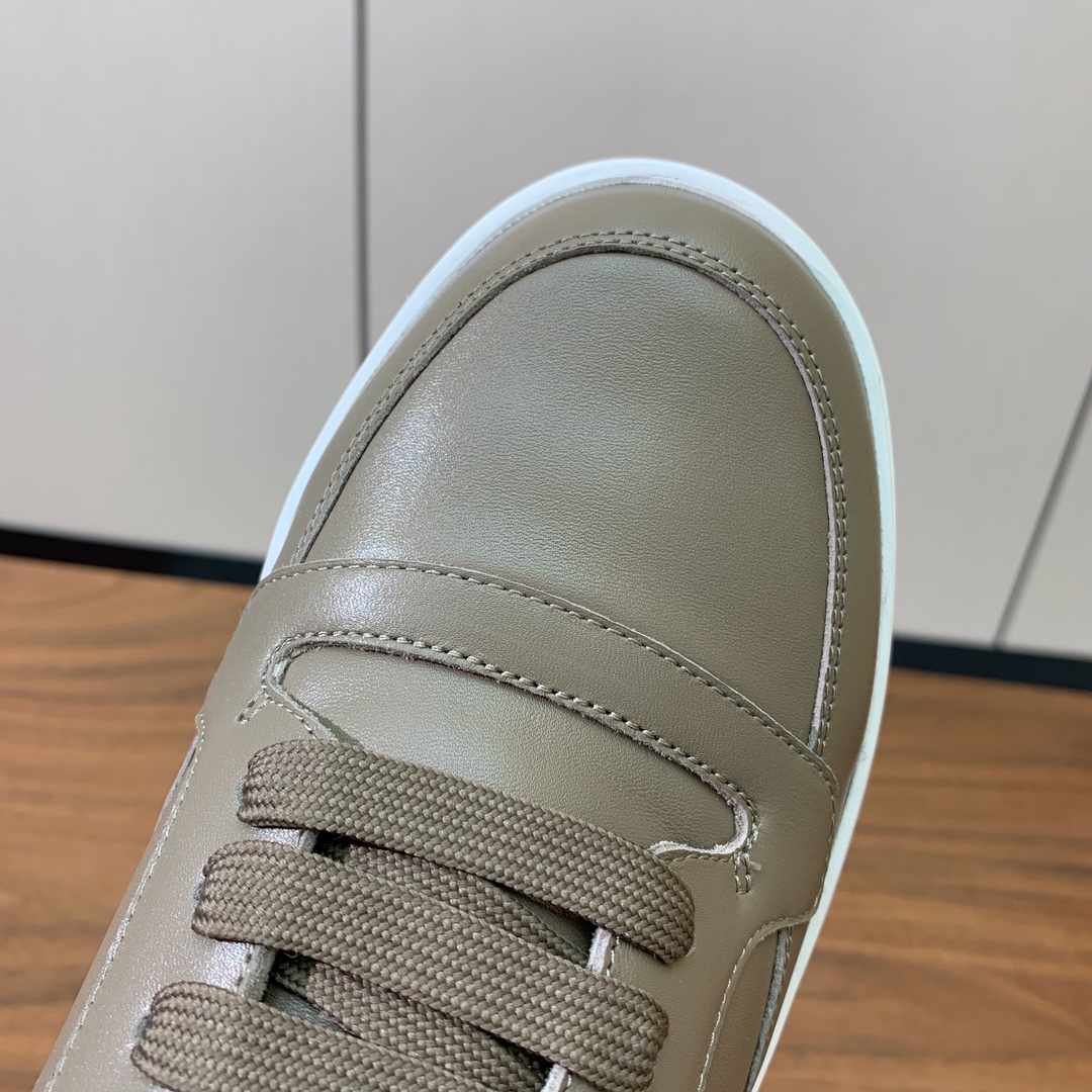 【Loro Piana】男款休闲鞋。简约时尚，鞋面采用牛皮，羊皮垫脚。定制橡胶底。
码数：39-46 （