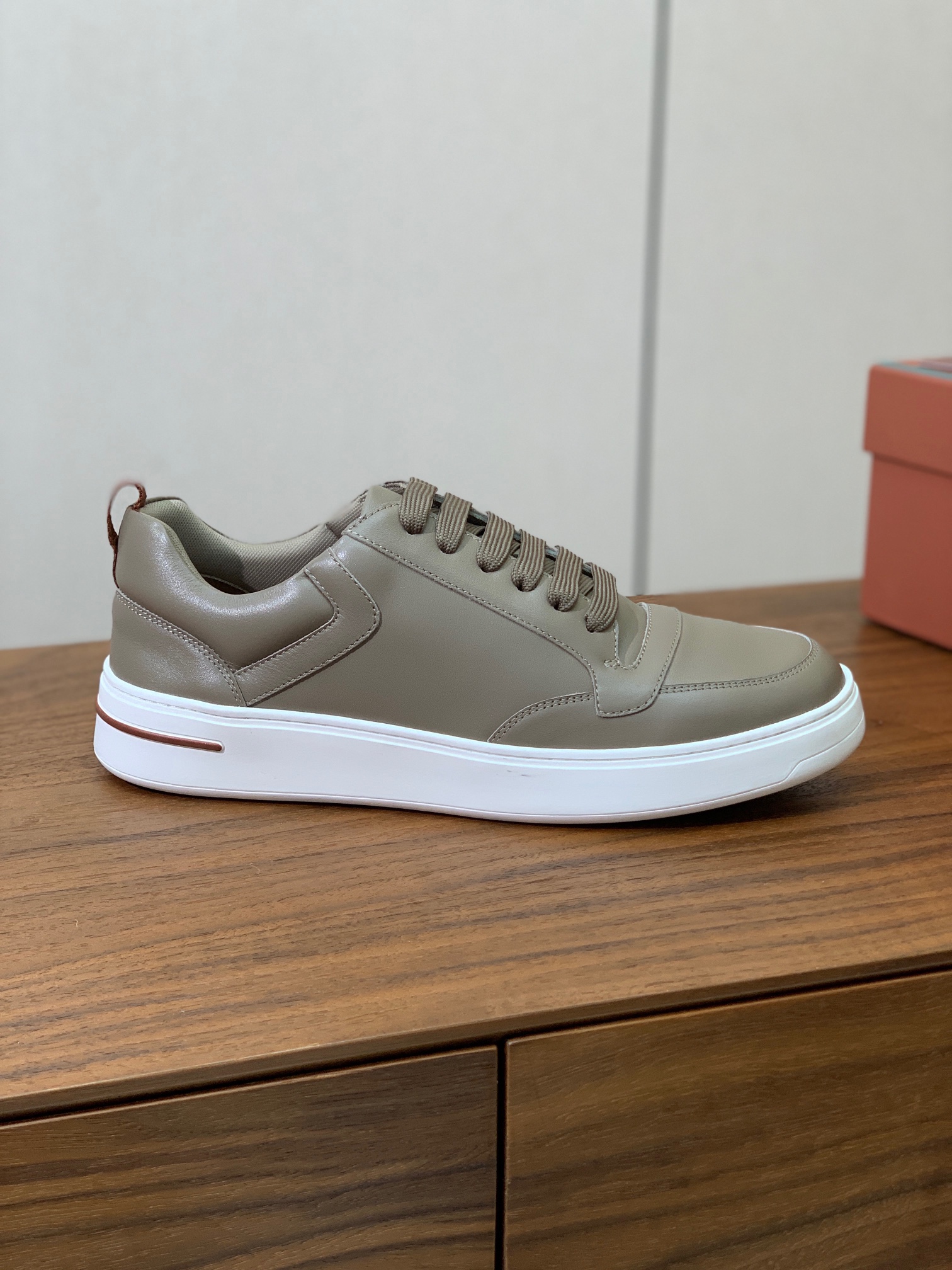 【Loro Piana】男款休闲鞋。简约时尚，鞋面采用牛皮，羊皮垫脚。定制橡胶底。
码数：39-46 （