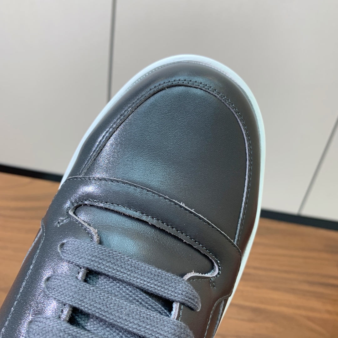 【Loro Piana】男款休闲鞋。简约时尚，鞋面采用牛皮，羊皮垫脚。定制橡胶底。
码数：39-46 （