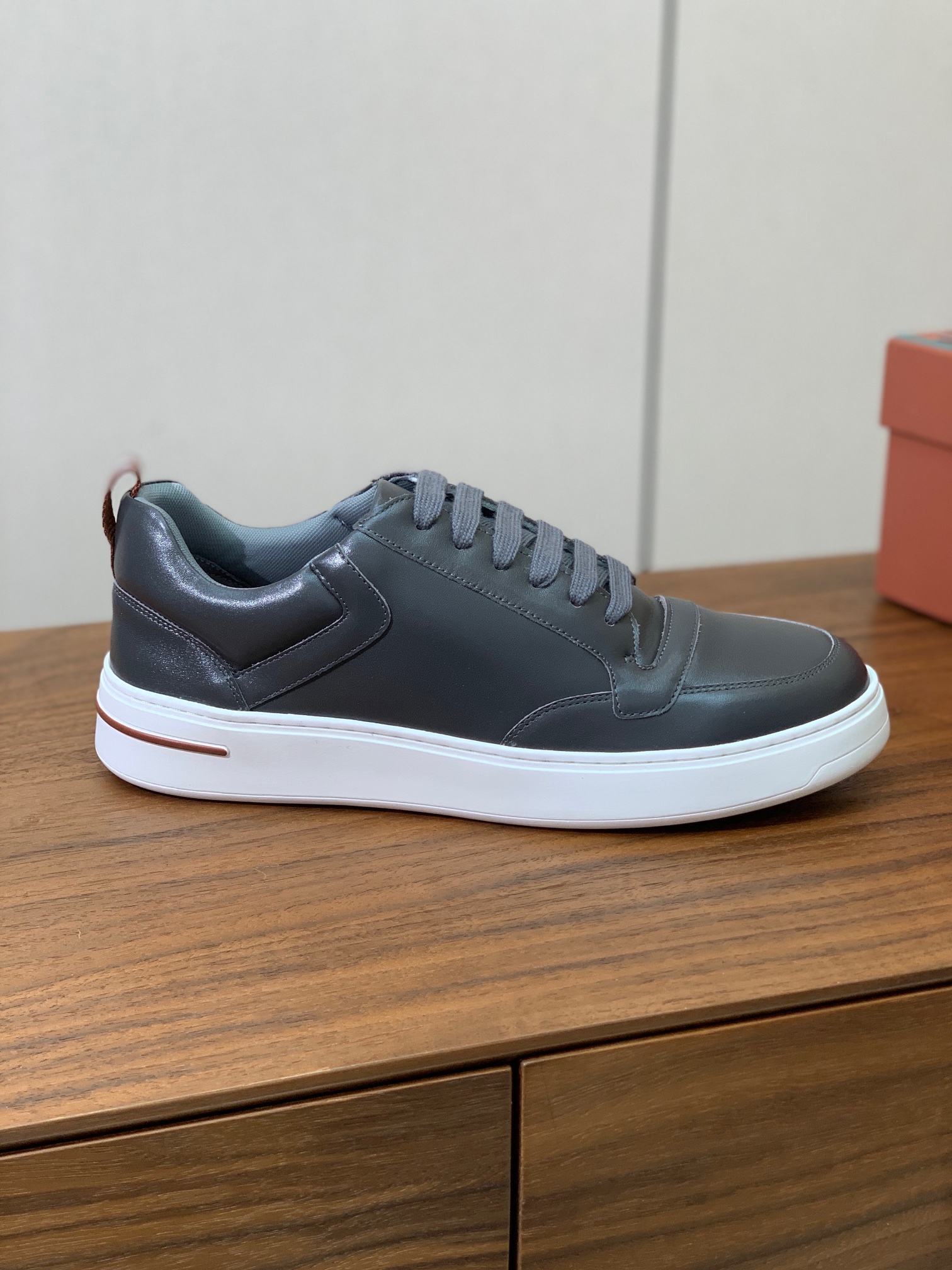 【Loro Piana】男款休闲鞋。简约时尚，鞋面采用牛皮，羊皮垫脚。定制橡胶底。
码数：39-46 （