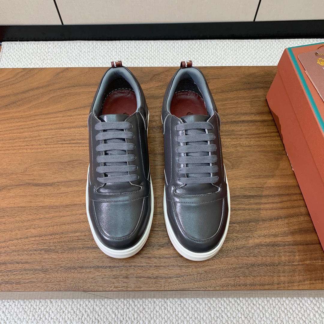 【Loro Piana】男款休闲鞋。简约时尚，鞋面采用牛皮，羊皮垫脚。定制橡胶底。
码数：39-46 （