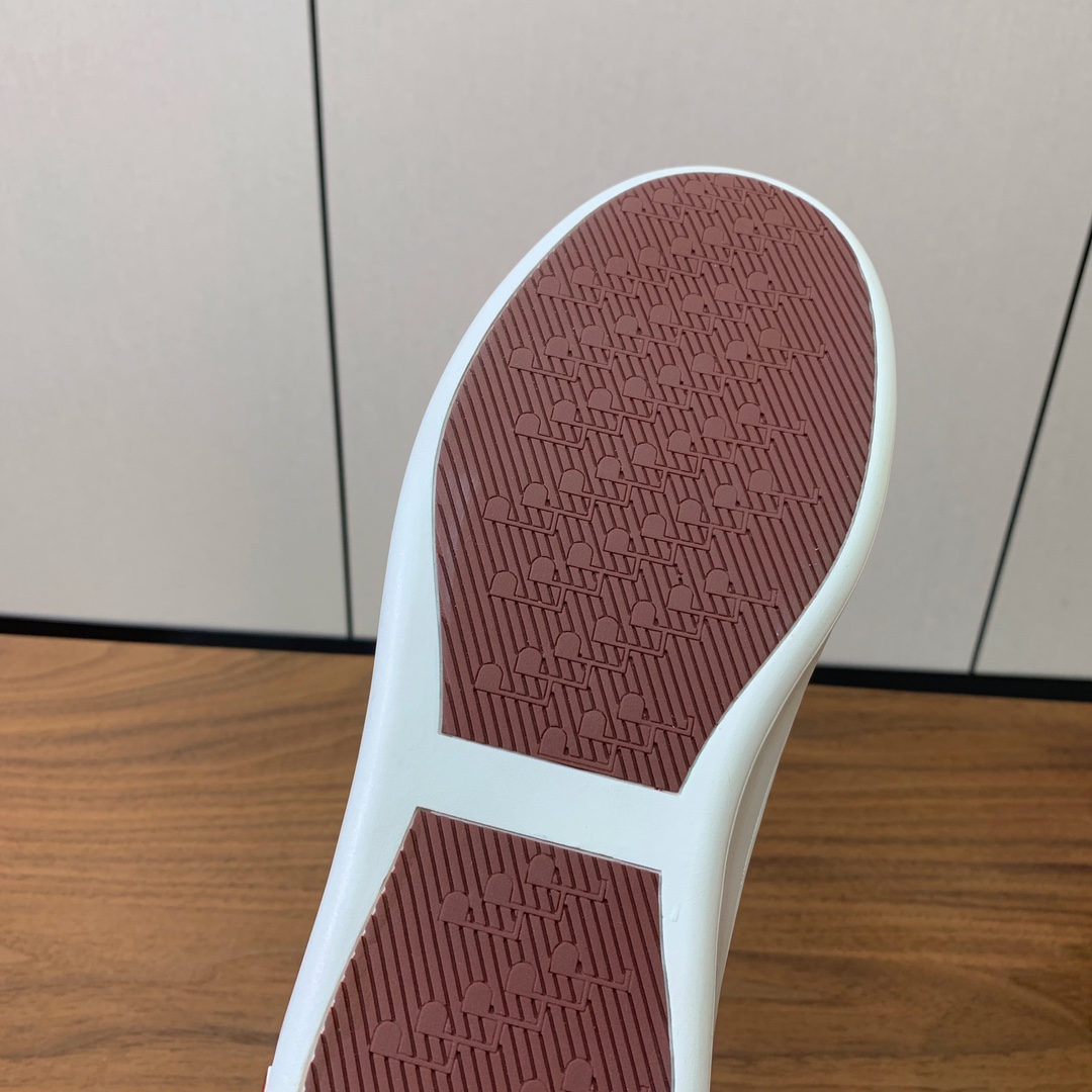 【Loro Piana】男款休闲鞋。简约时尚，鞋面采用牛皮，羊皮垫脚。定制橡胶底。
码数：39-46 （