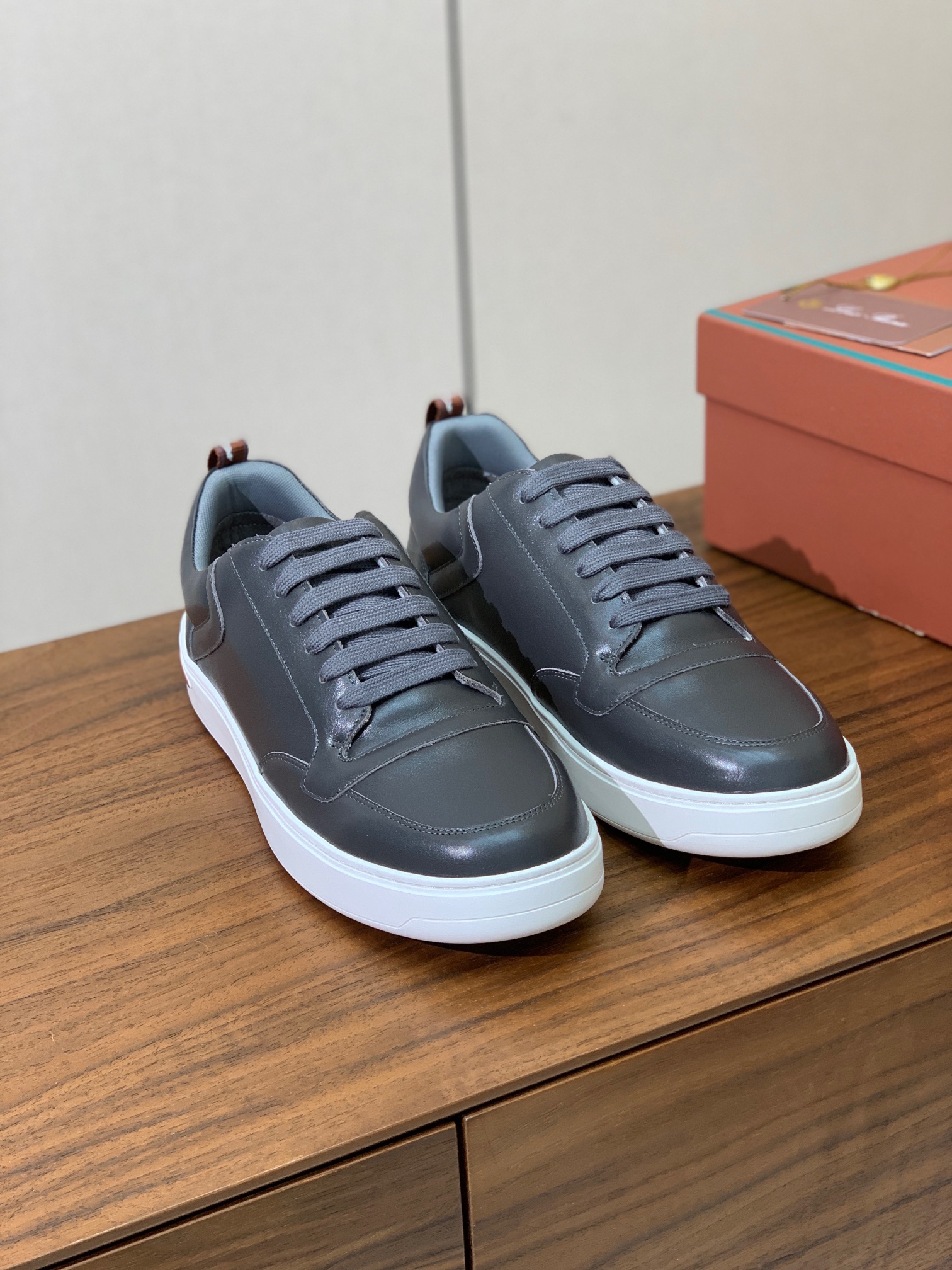 【Loro Piana】男款休闲鞋。简约时尚，鞋面采用牛皮，羊皮垫脚。定制橡胶底。
码数：39-46 （