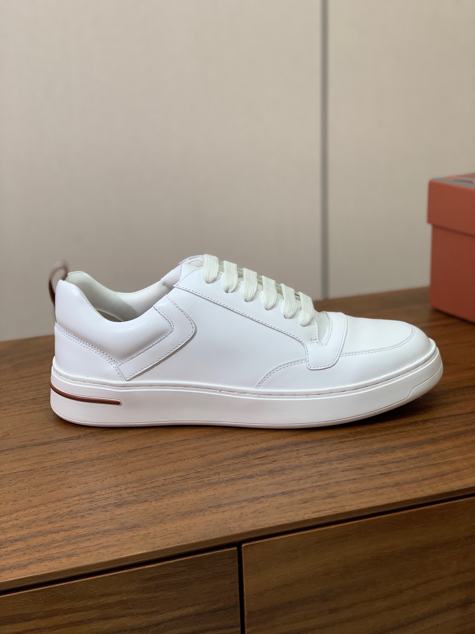 【Loro Piana】男款休闲鞋。简约时尚，鞋面采用牛皮，羊皮垫脚。定制橡胶底。
码数：39-46 （