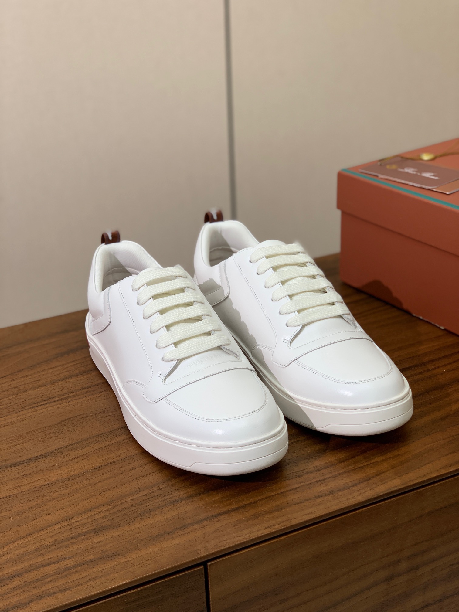 【Loro Piana】男款休闲鞋。简约时尚，鞋面采用牛皮，羊皮垫脚。定制橡胶底。
码数：39-46 （