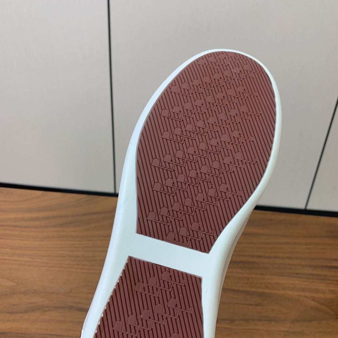 【Loro Piana】男款休闲鞋。简约时尚，鞋面采用牛皮，羊皮垫脚。定制橡胶底。
码数：39-46 （