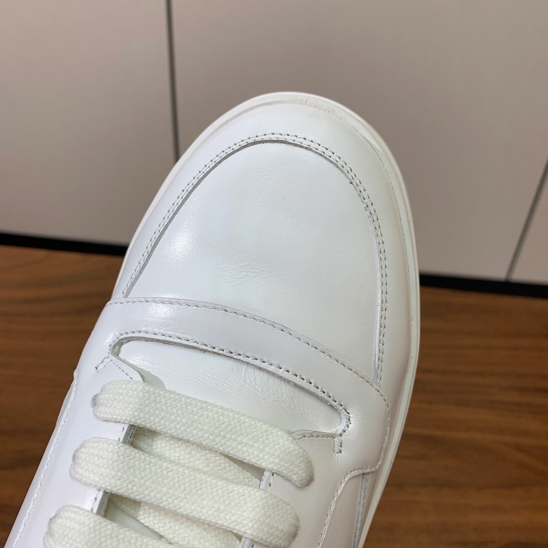 【Loro Piana】男款休闲鞋。简约时尚，鞋面采用牛皮，羊皮垫脚。定制橡胶底。
码数：39-46 （