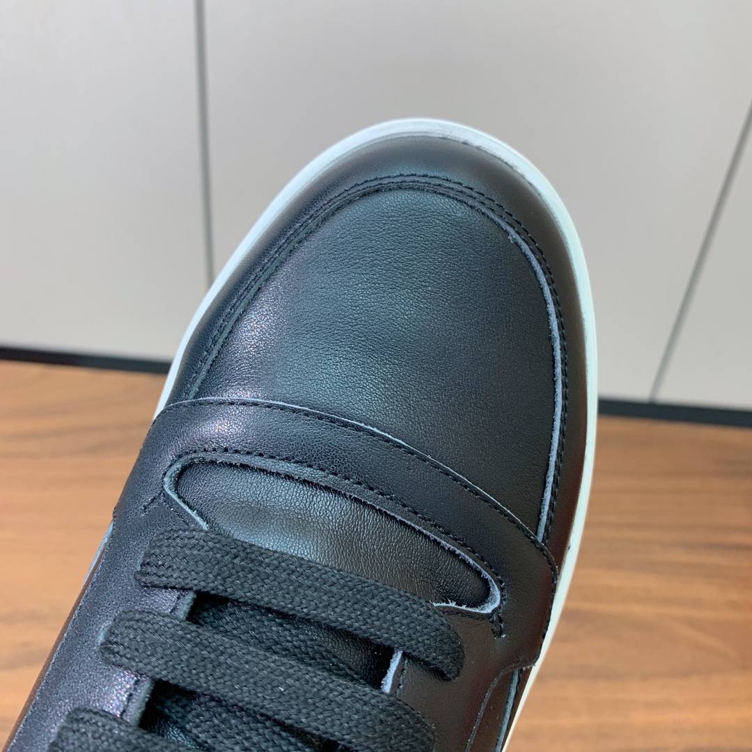 【Loro Piana】男款休闲鞋。简约时尚，鞋面采用牛皮，羊皮垫脚。定制橡胶底。
码数：39-46 （