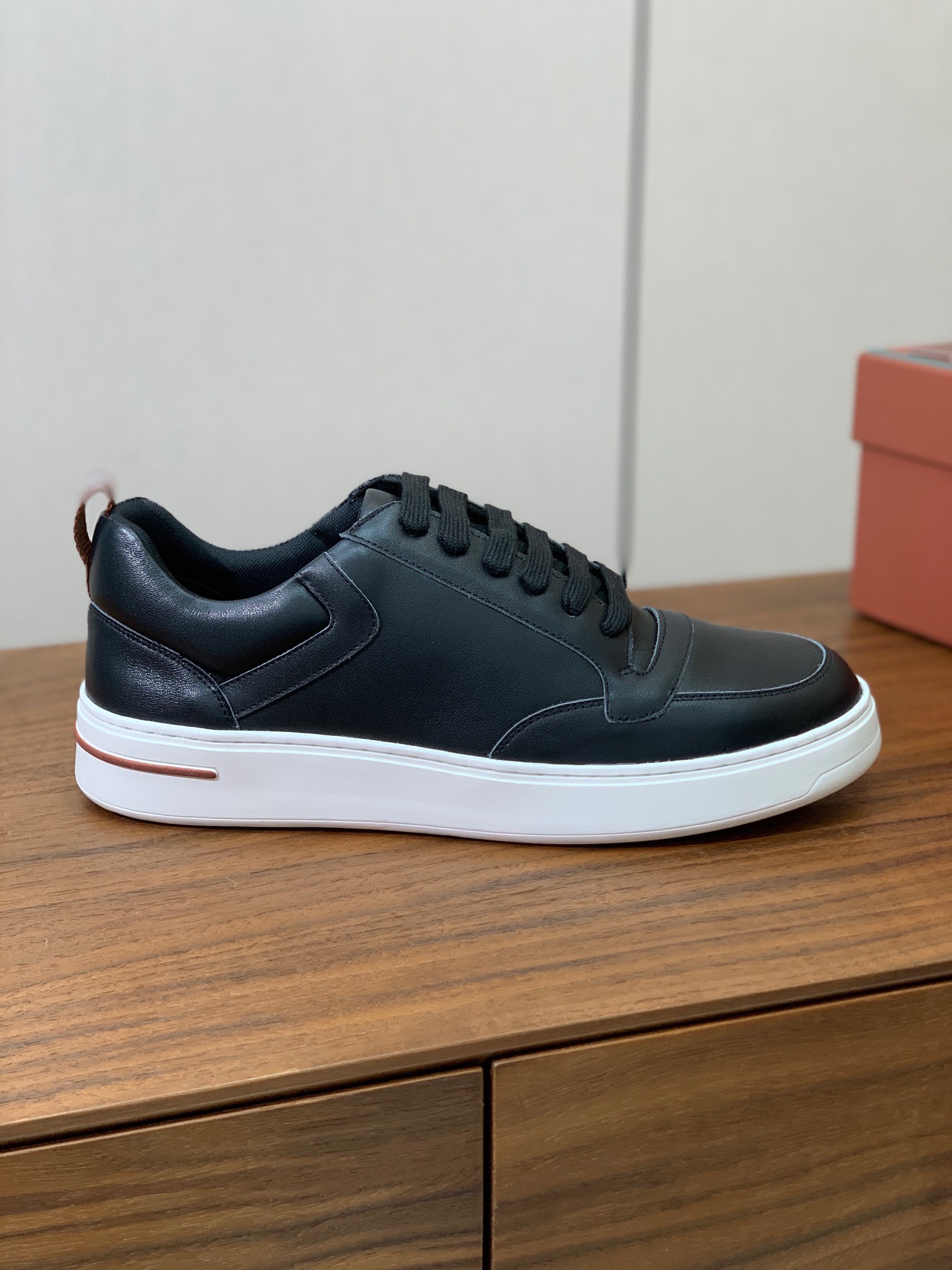 【Loro Piana】男款休闲鞋。简约时尚，鞋面采用牛皮，羊皮垫脚。定制橡胶底。
码数：39-46 （