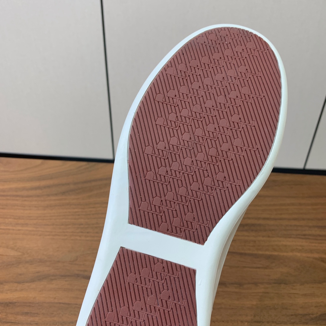 【Loro Piana】男款休闲鞋。简约时尚，鞋面采用牛皮，羊皮垫脚。定制橡胶底。
码数：39-46 （