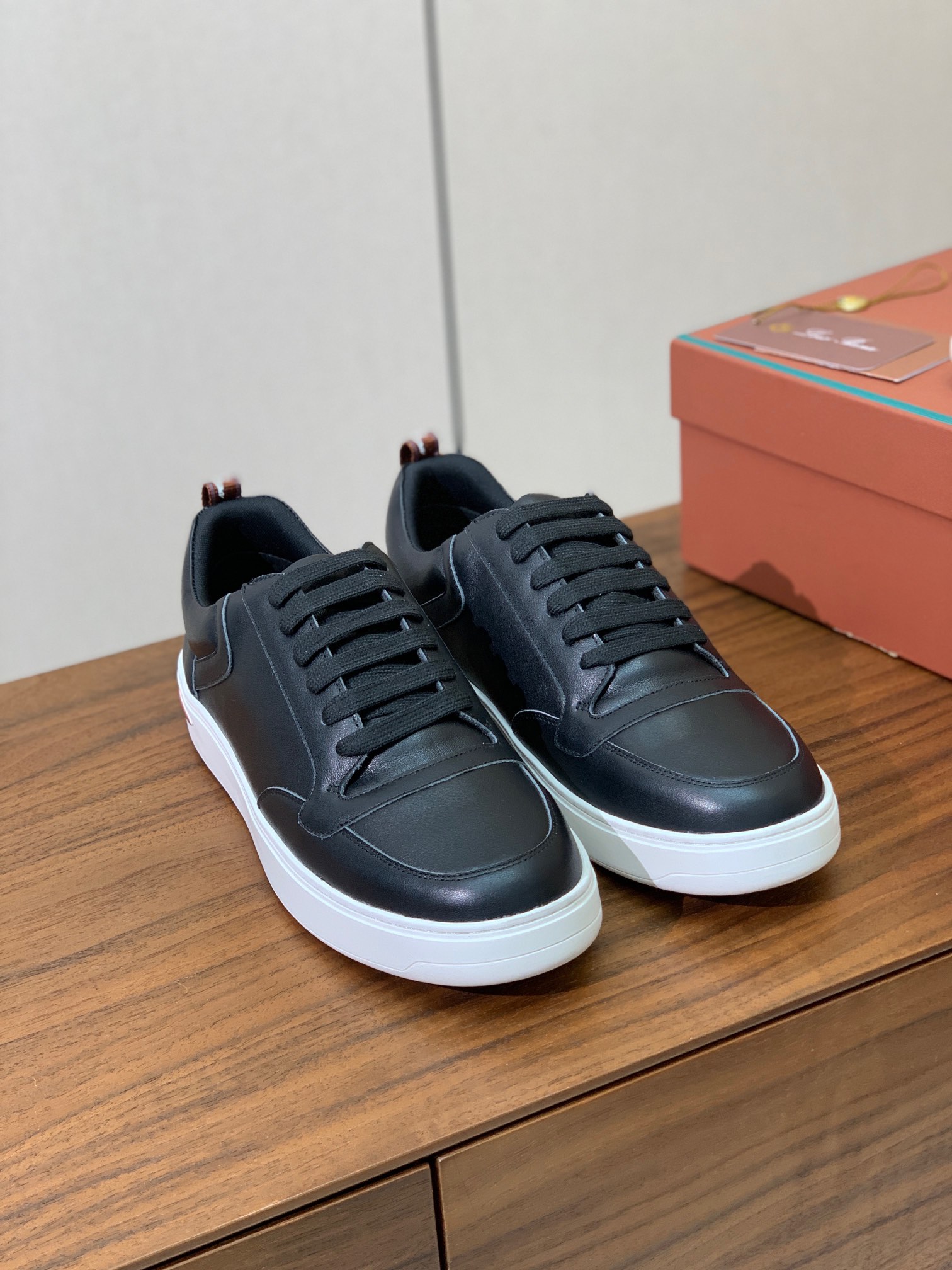【Loro Piana】男款休闲鞋。简约时尚，鞋面采用牛皮，羊皮垫脚。定制橡胶底。
码数：39-46 （