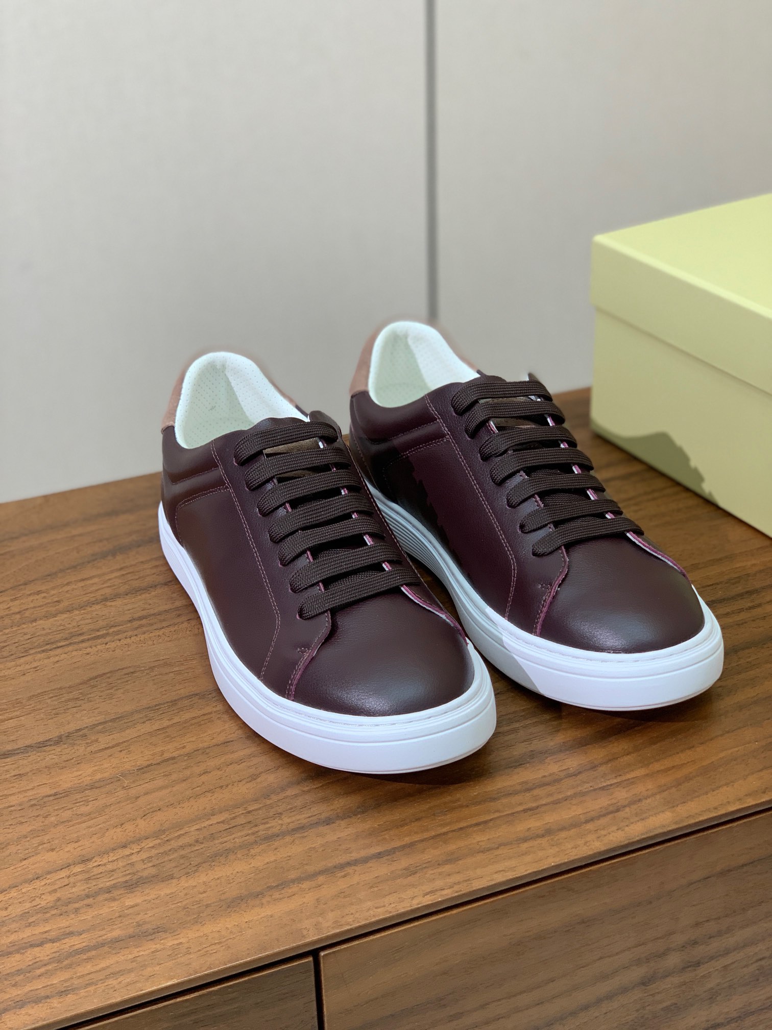 【BRUNELL* CUCINELL*】男款休闲鞋。简约时尚。鞋面牛皮、羊皮内里，高密度弹力乳胶（可拆卸