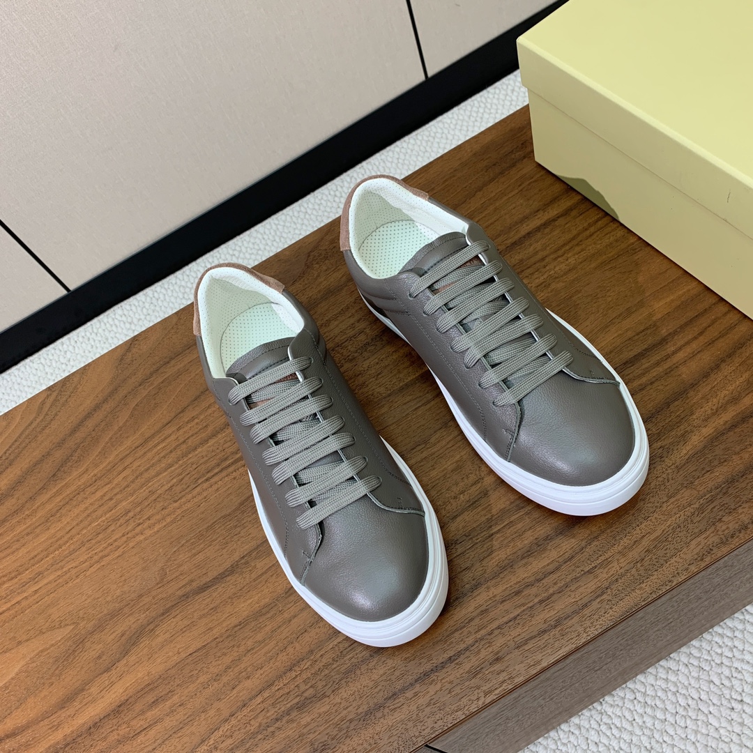 【BRUNELL* CUCINELL*】男款休闲鞋。简约时尚。鞋面牛皮、羊皮内里，高密度弹力乳胶（可拆卸