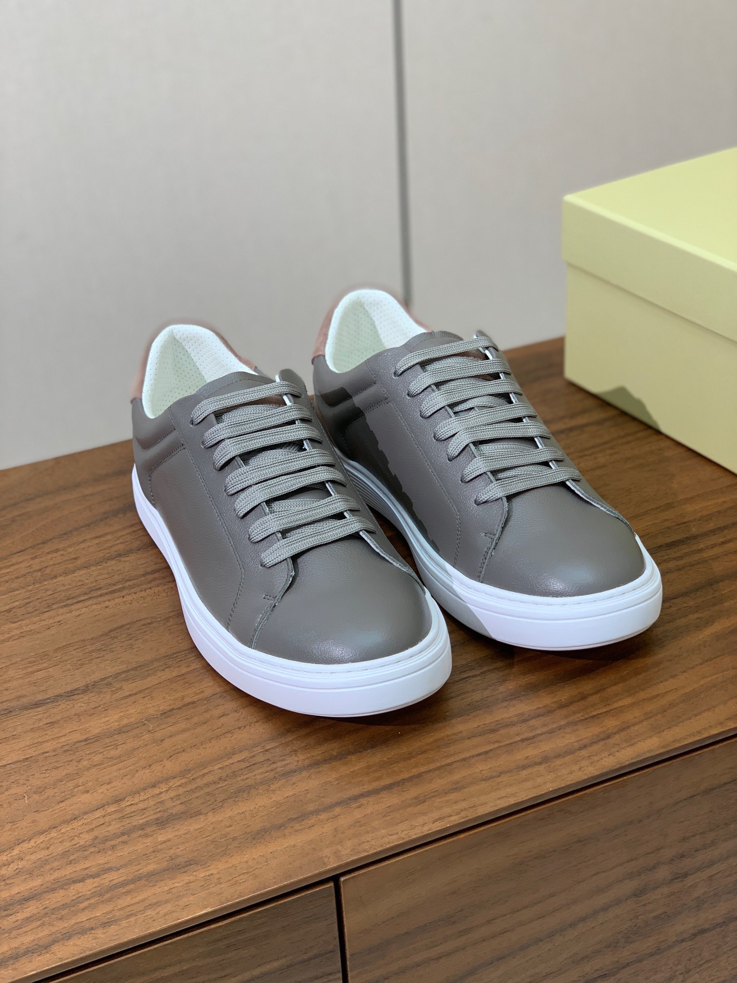 【BRUNELL* CUCINELL*】男款休闲鞋。简约时尚。鞋面牛皮、羊皮内里，高密度弹力乳胶（可拆卸
