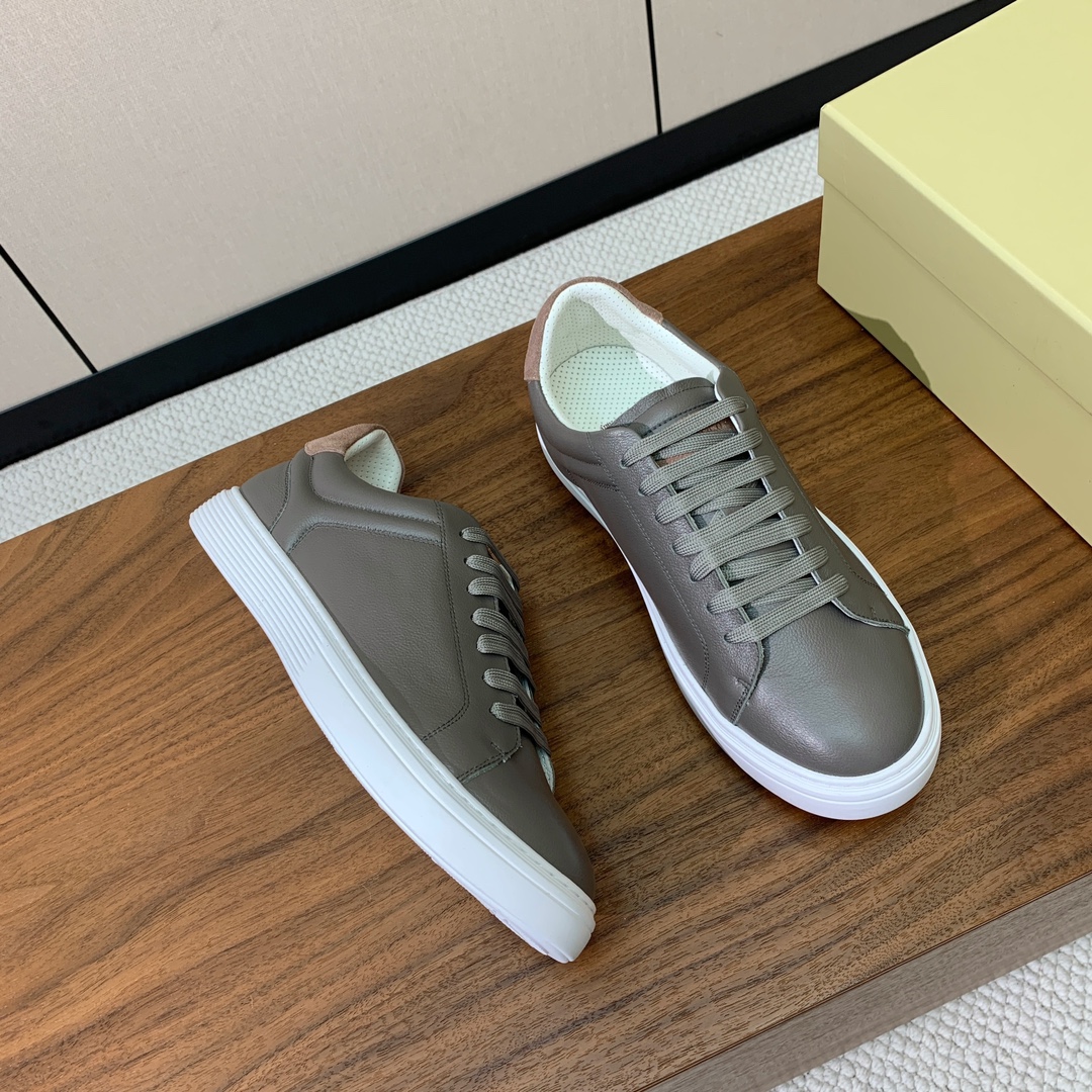 【BRUNELL* CUCINELL*】男款休闲鞋。简约时尚。鞋面牛皮、羊皮内里，高密度弹力乳胶（可拆卸
