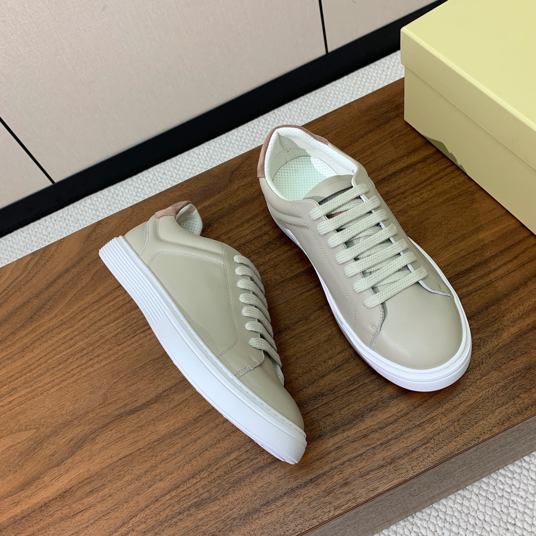 【BRUNELL* CUCINELL*】男款休闲鞋。简约时尚。鞋面牛皮、羊皮内里，高密度弹力乳胶（可拆卸