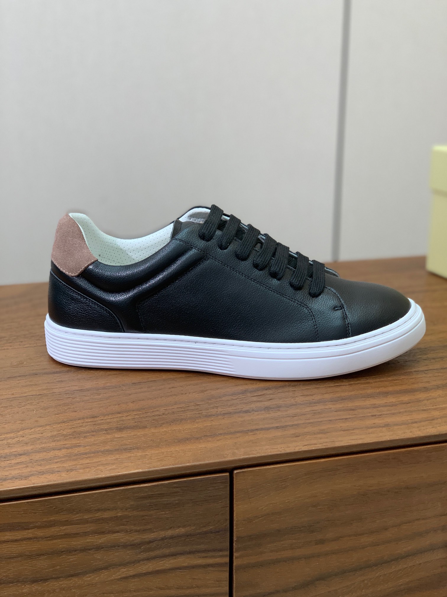 【BRUNELL* CUCINELL*】男款休闲鞋。简约时尚。鞋面牛皮、羊皮内里，高密度弹力乳胶（可拆卸