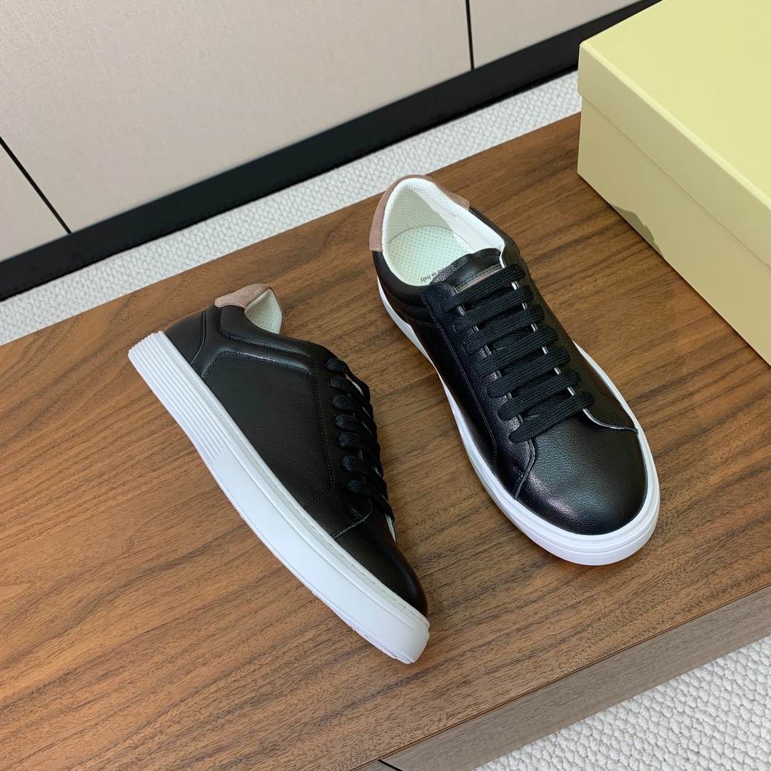 【BRUNELL* CUCINELL*】男款休闲鞋。简约时尚。鞋面牛皮、羊皮内里，高密度弹力乳胶（可拆卸