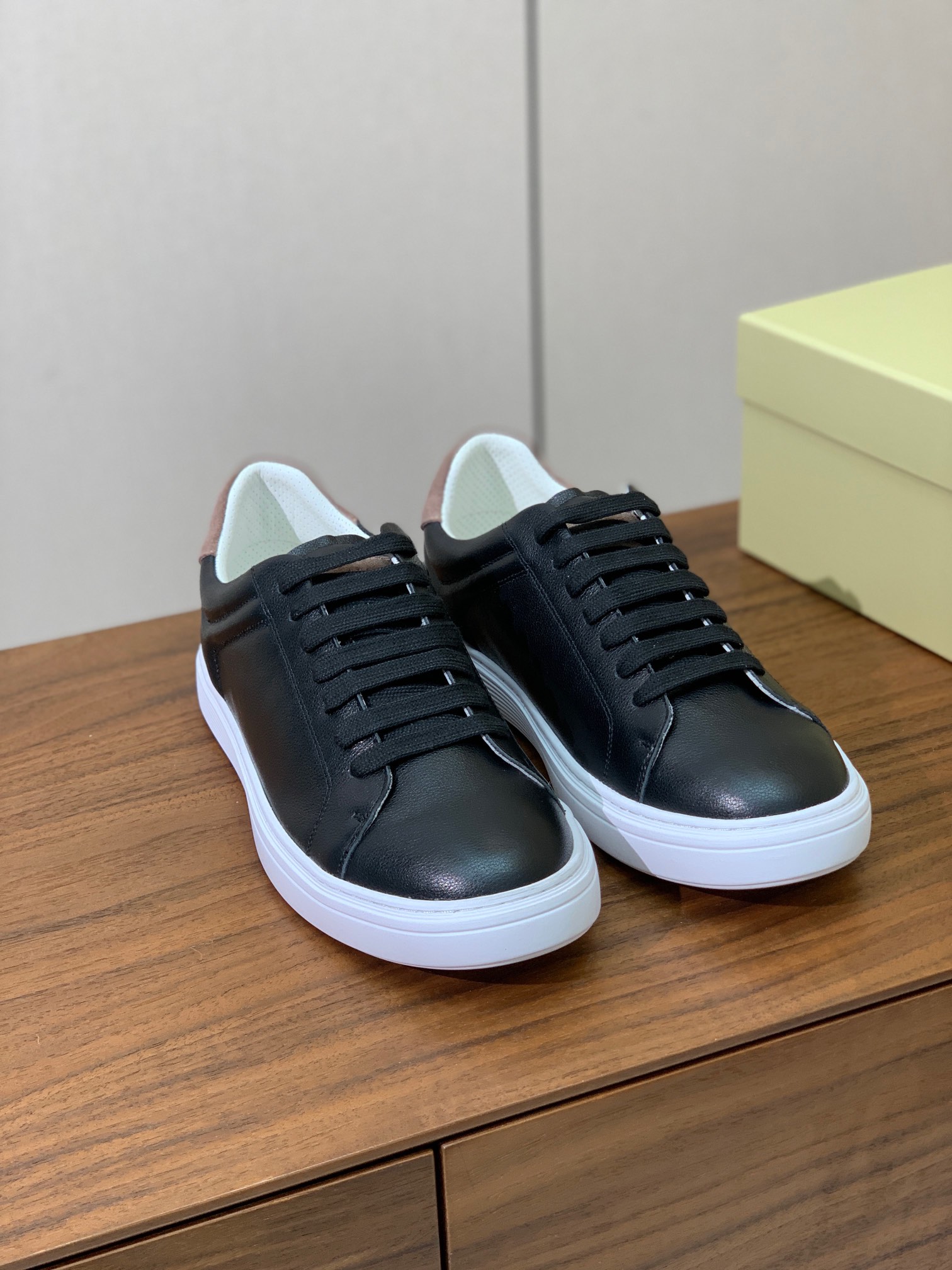 【BRUNELL* CUCINELL*】男款休闲鞋。简约时尚。鞋面牛皮、羊皮内里，高密度弹力乳胶（可拆卸