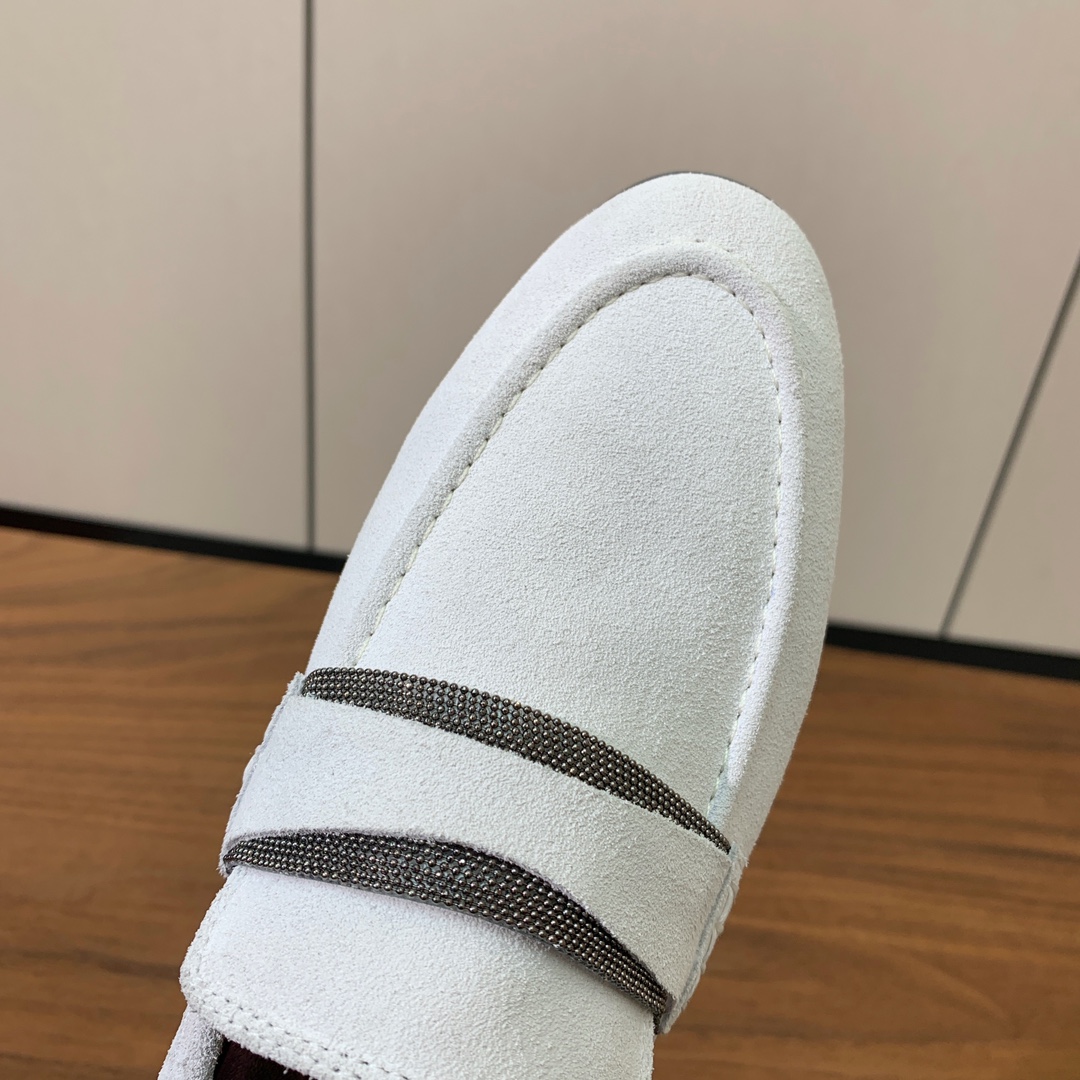 【Brunell* Cucinell*】新款乐福鞋。鞋面采用进口牛绒和牛皮。纯手工串联珠链配饰！羊皮内里